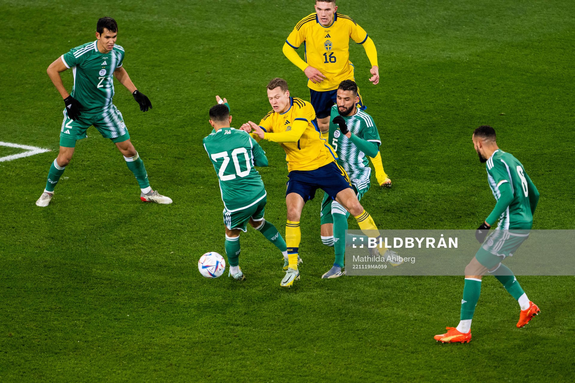 Youcef Atal and Ahmed Touba of Algeria against Viktor Claesson of Sweden during the international friendly football match between Sweden and Algeria on November 19, 2022 in Malmö.