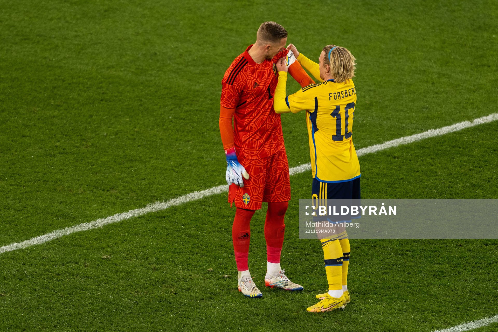 Goalkeeper Robin Olsen and Emil Forsberg of Sweden