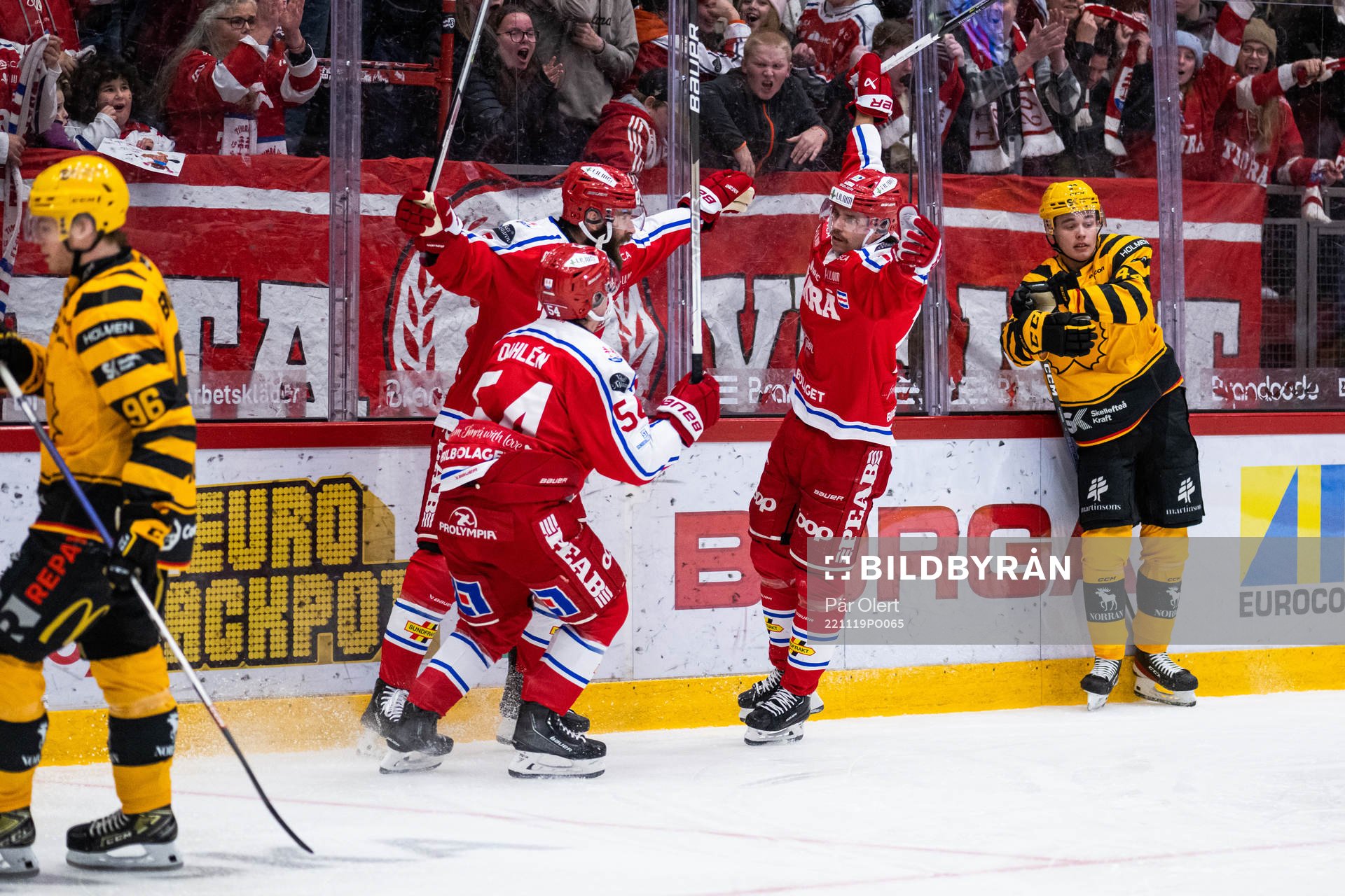 Timrås Emil Pettersson jublar med lagkamrater