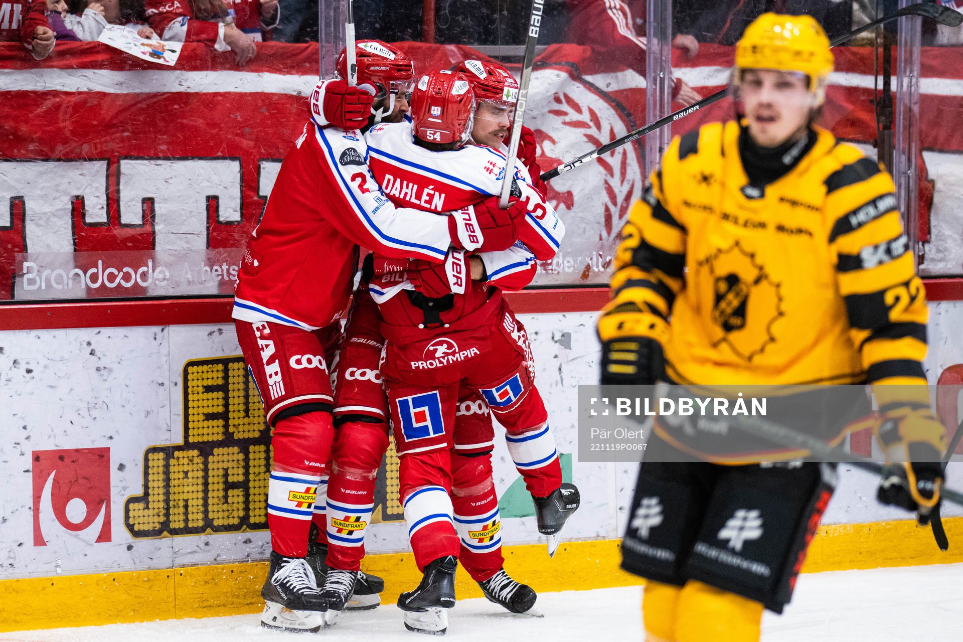 Timrås Emil Pettersson jublar med lagkamrater