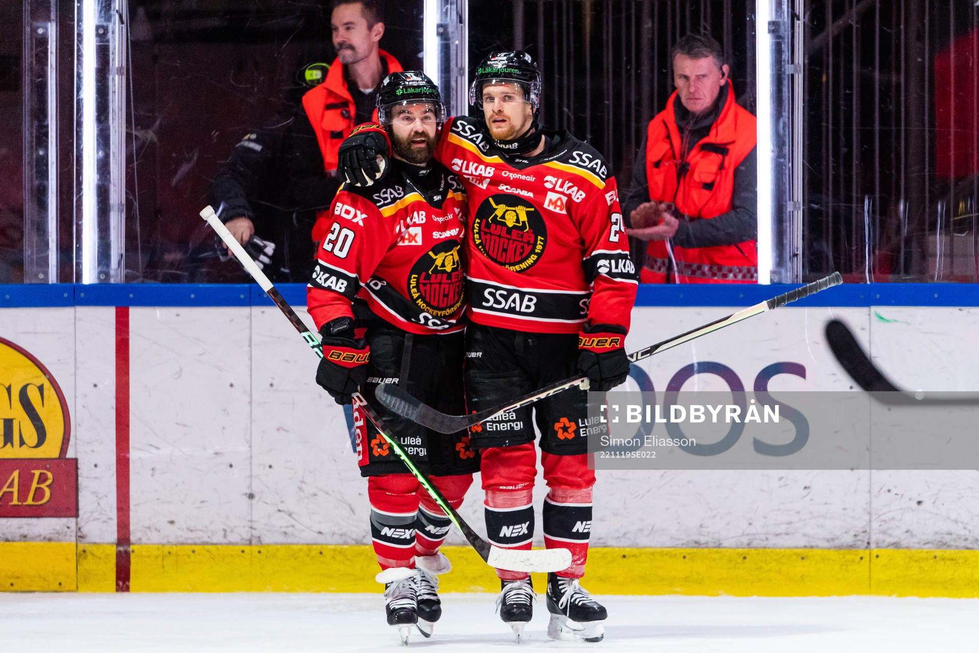 Luleås Jack Connolly jublar med målskytten till 4-1
