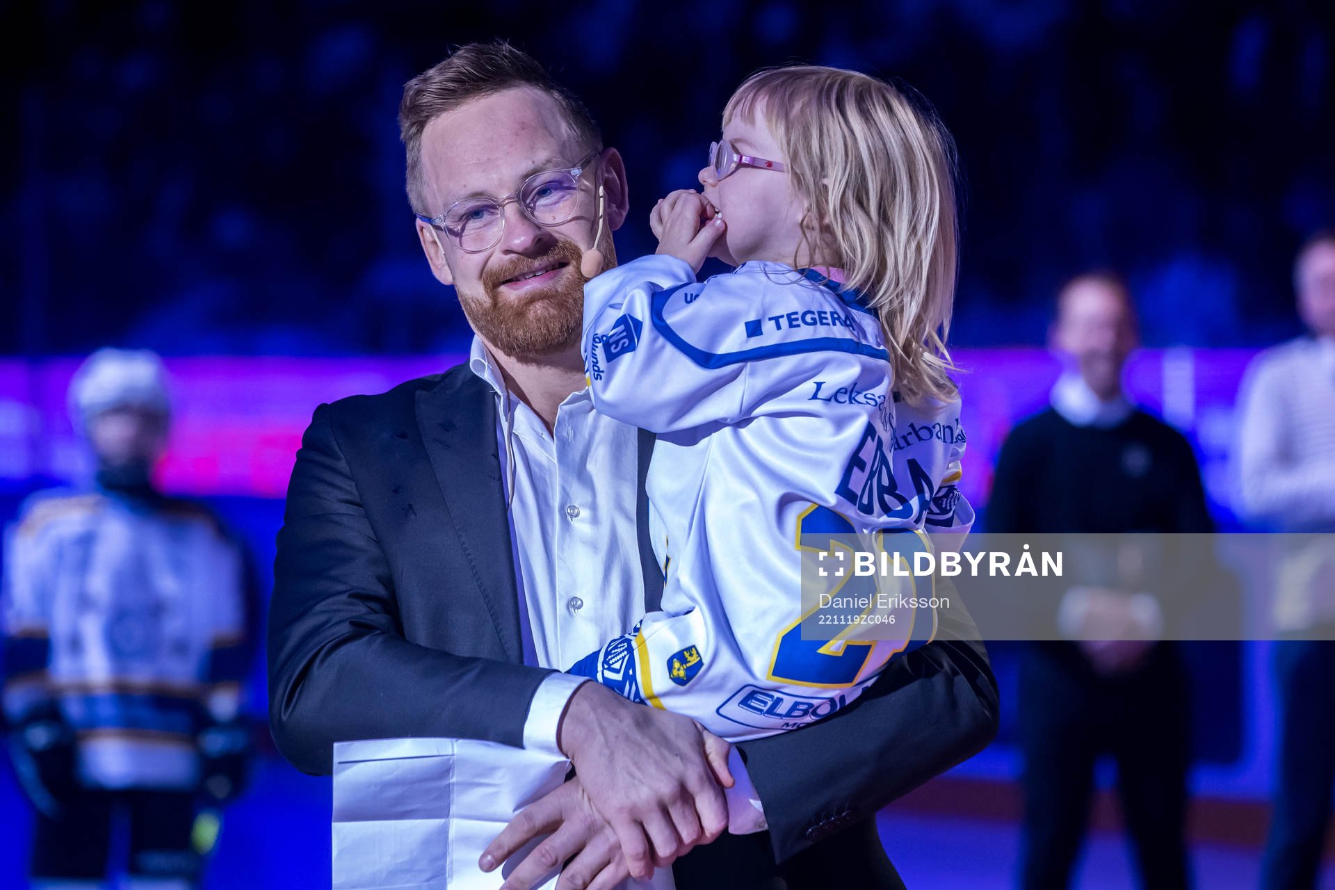 Mattias Ritola och dotter Ebba hyllas innan ishockeymatchen