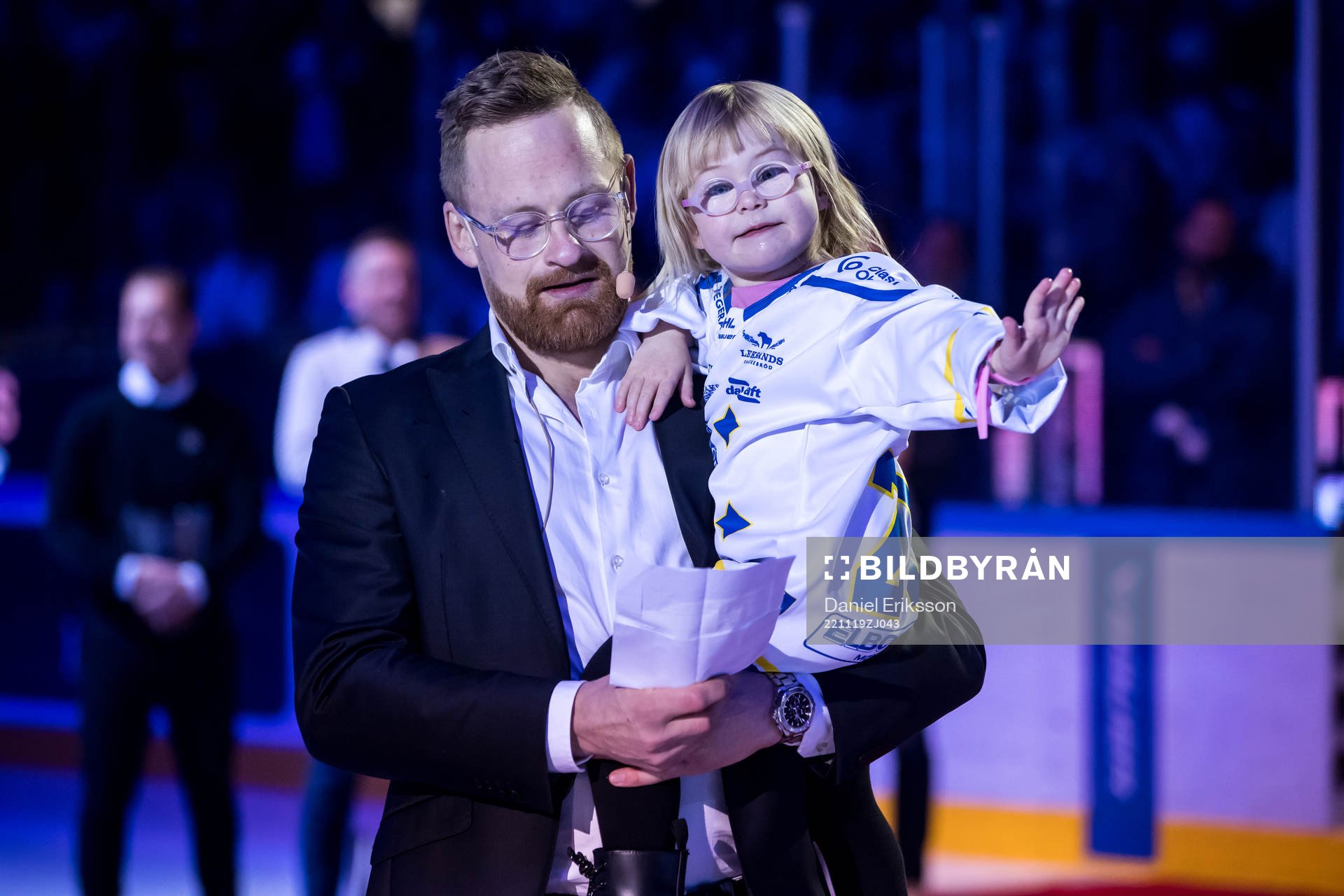 Mattias Ritola och dotter Ebba hyllas innan ishockeymatchen