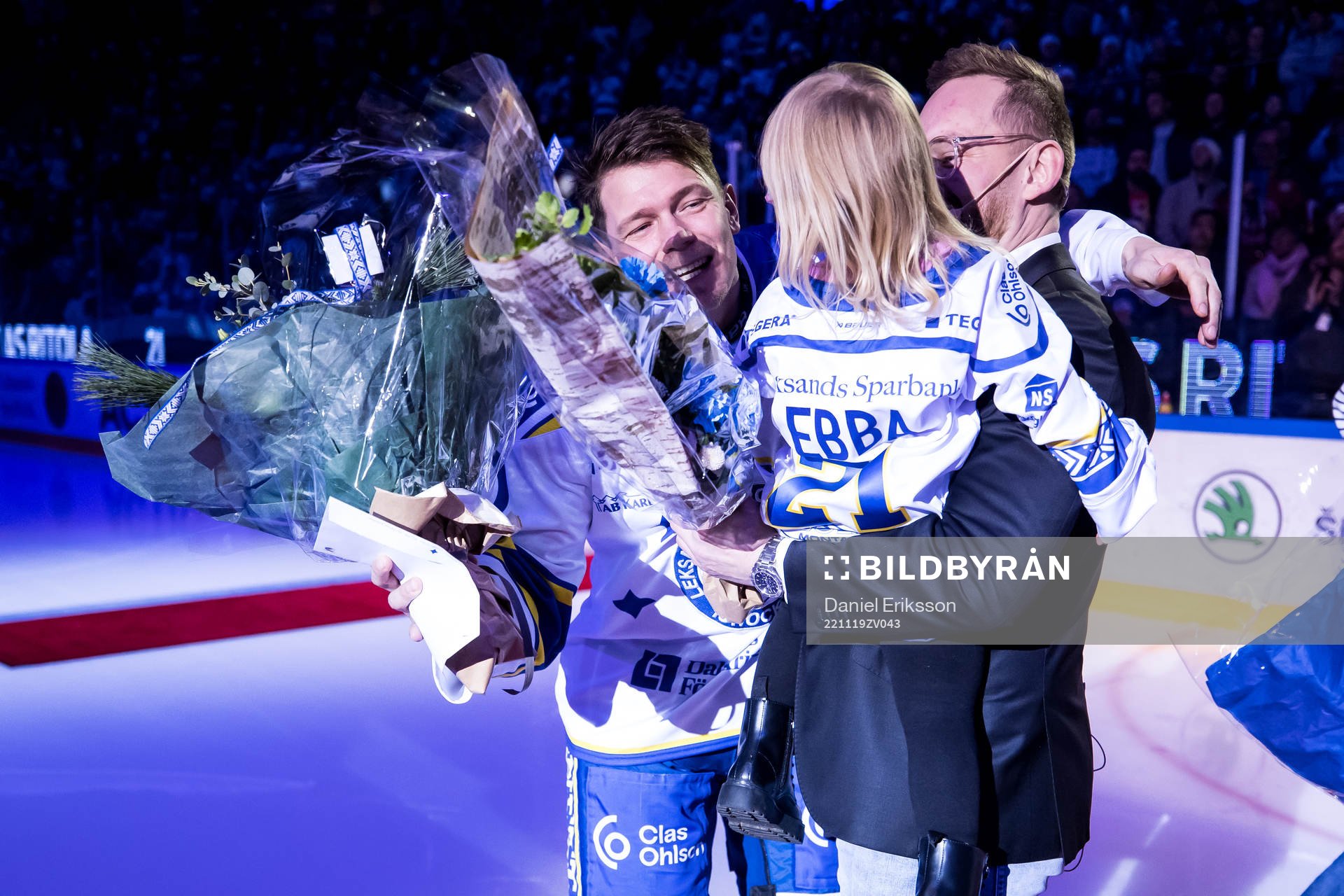 Mattias Ritola och dotter Ebba hyllas av Leksands Patrik