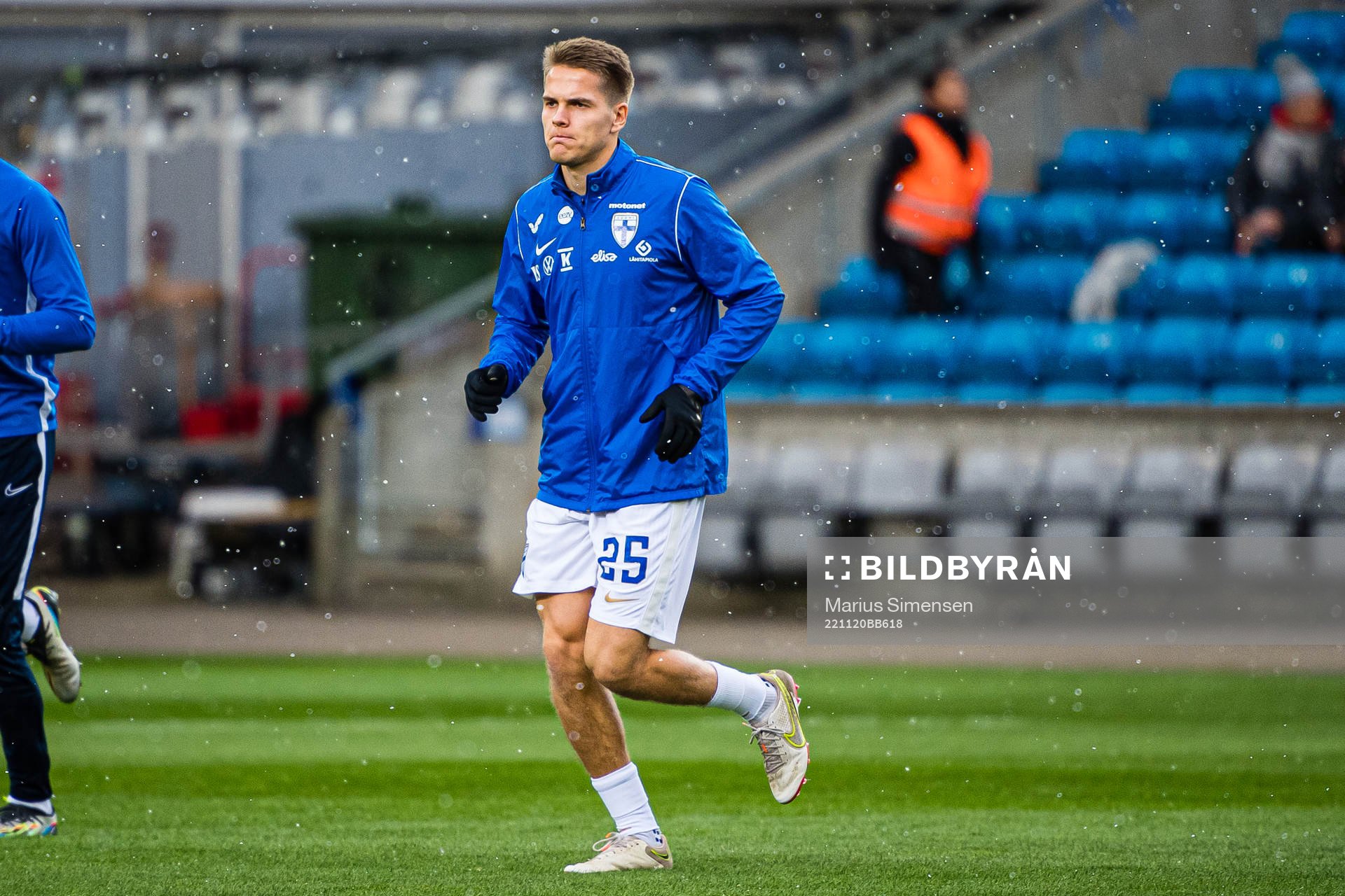 Niilo Mäenpää of Finland warms up