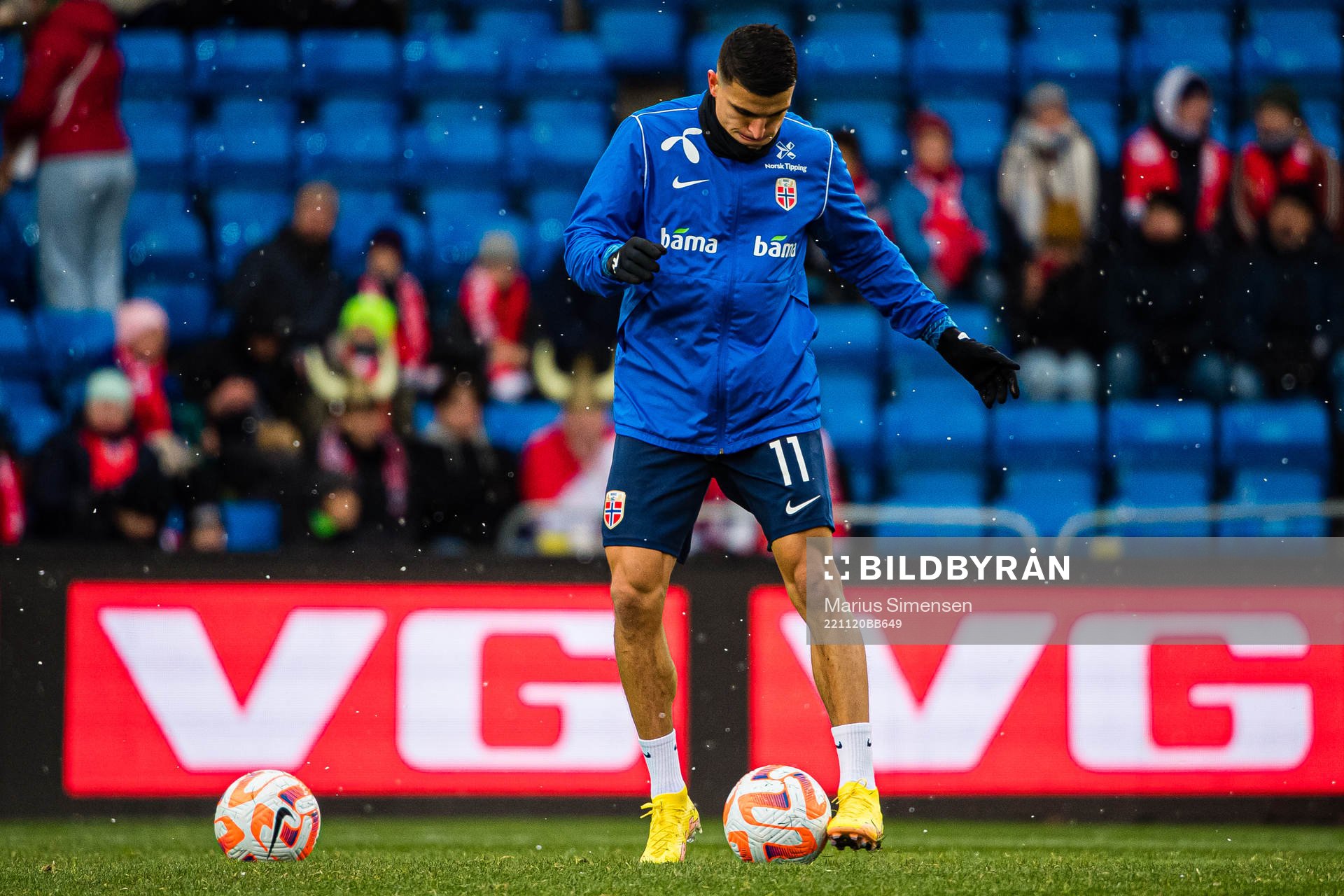 Mohamed Elyounoussi of Norway warms up