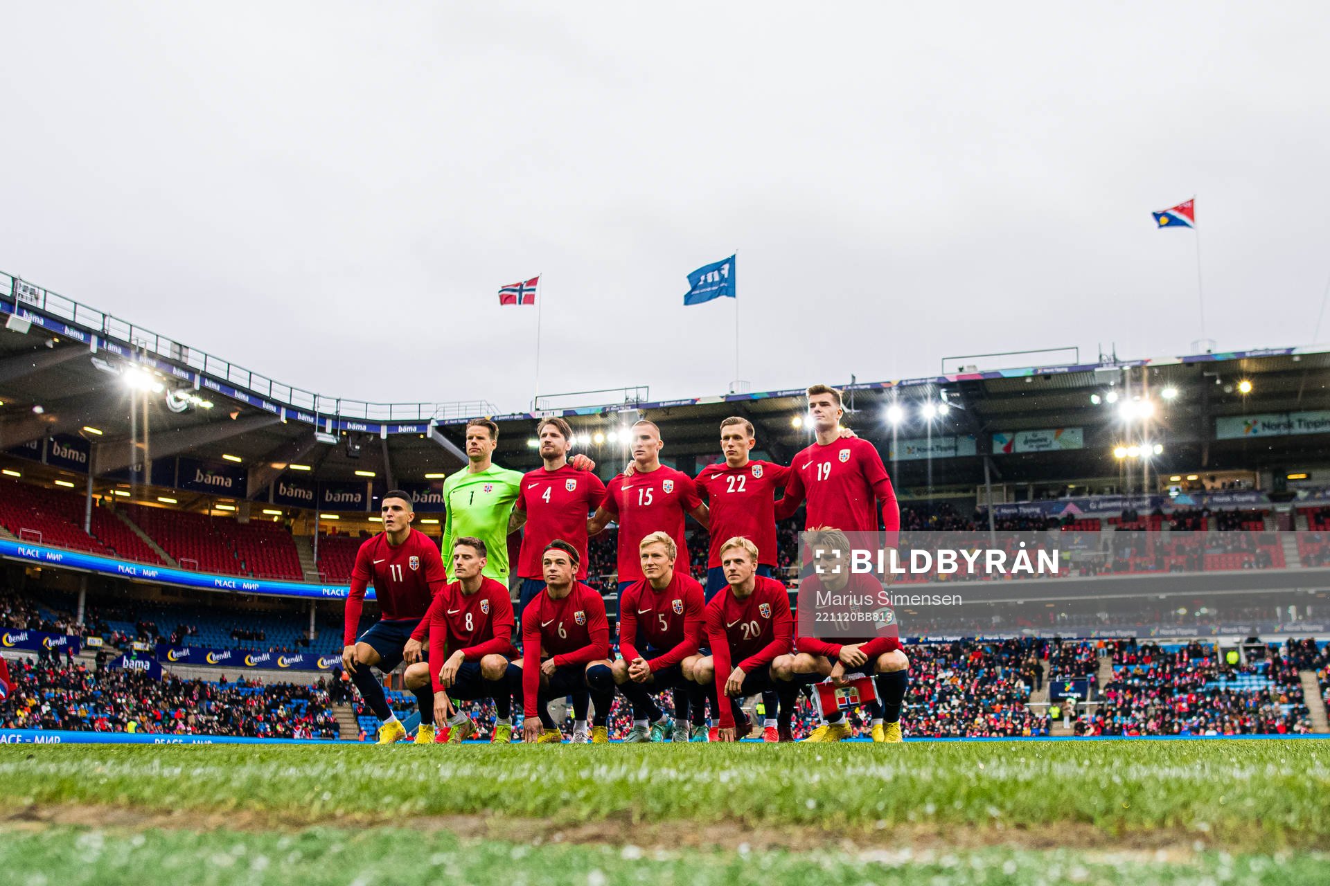 The starting eleven of Norway poses for a team group photo