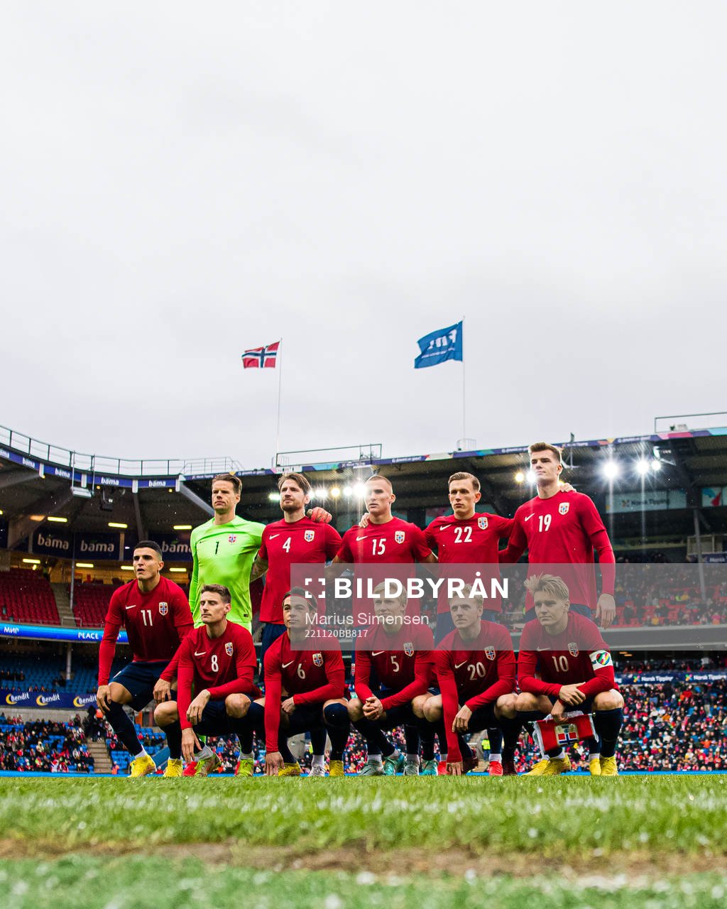 The starting eleven of Norway poses for a team group photo