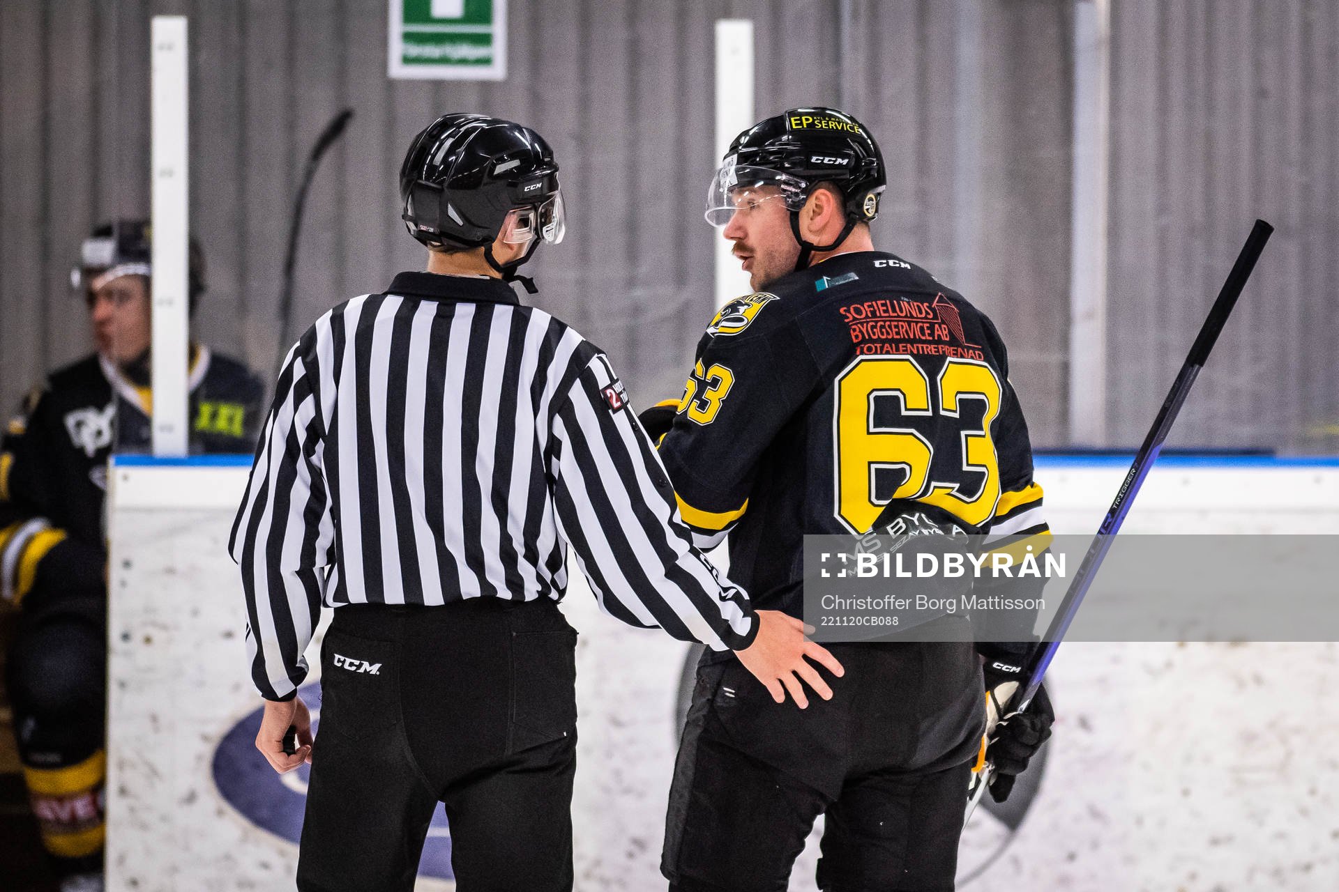 Panterns Viktor Holmkvist i samtal med linjedomare