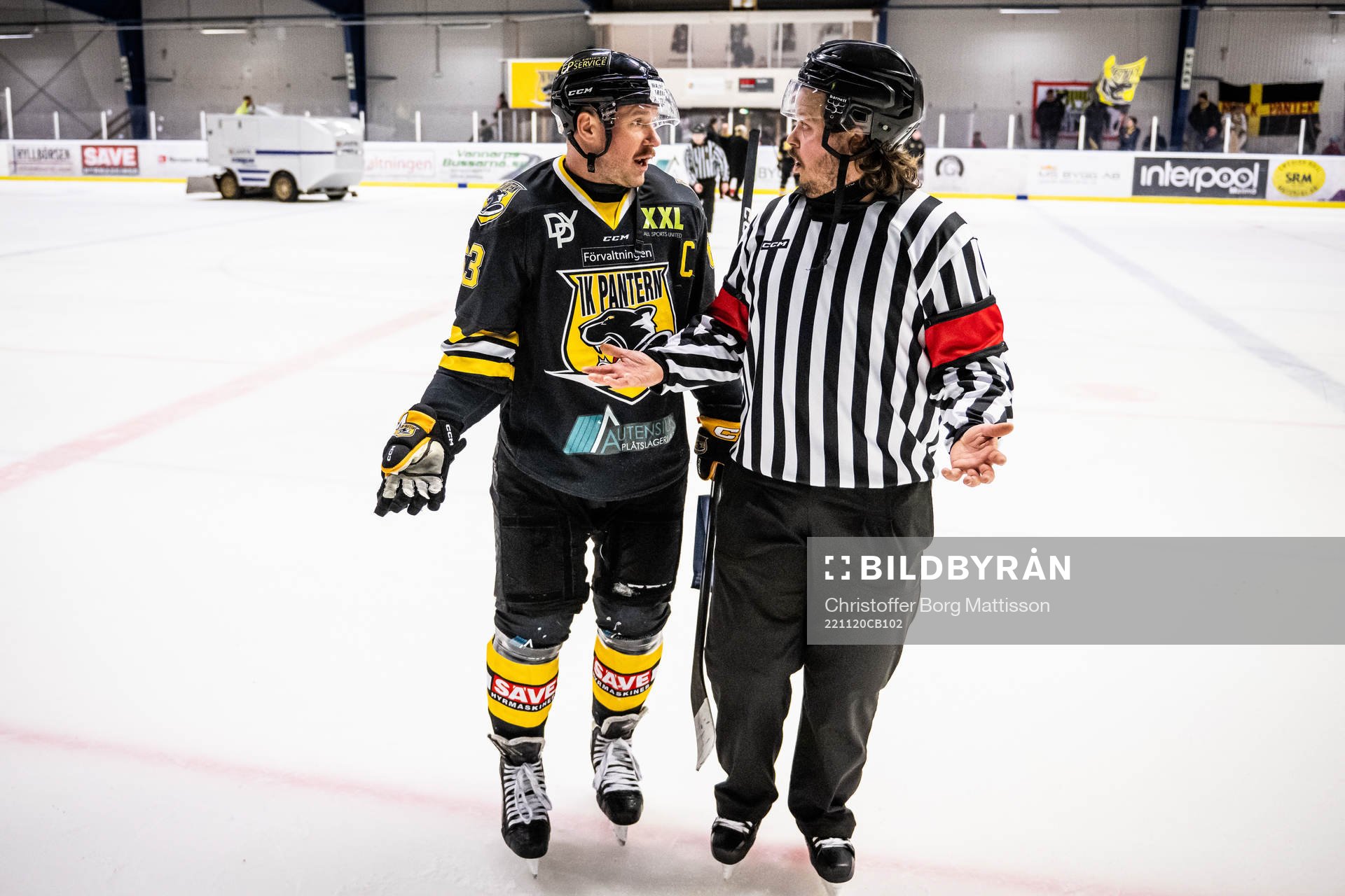 Panterns Viktor Holmkvist i samtal med domare Joshua Glans