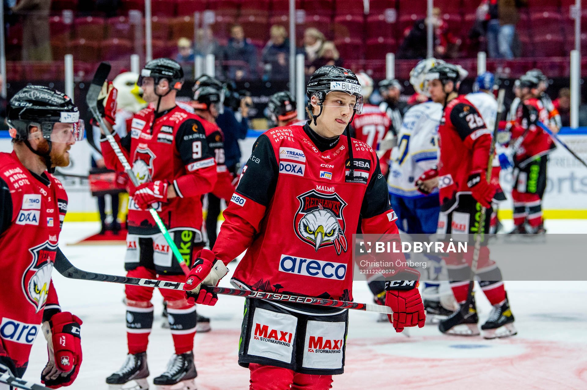 Malmö Redhawks Theodor Johnsson deppar med lagkamraterna