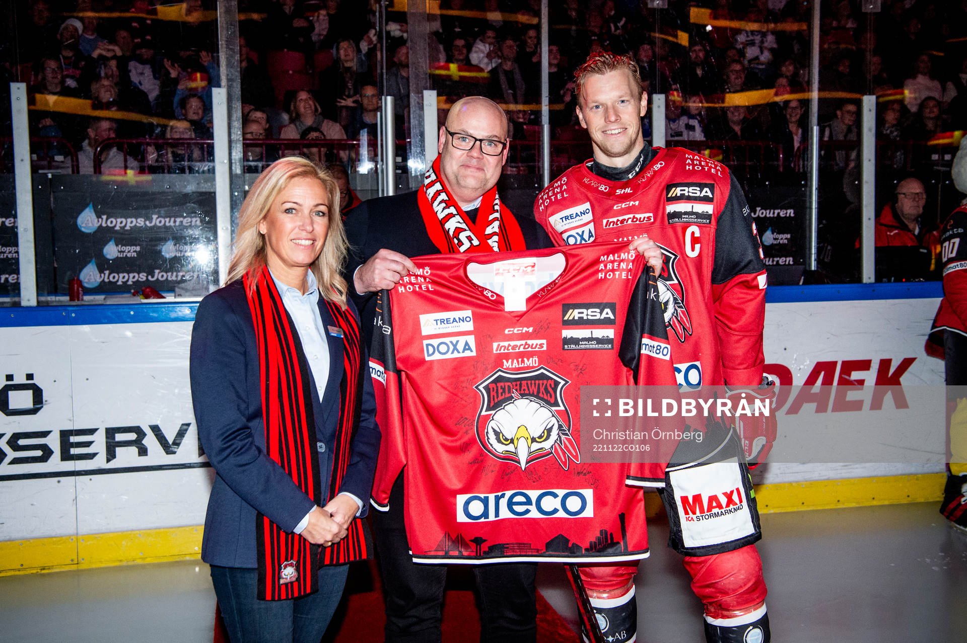 Malmö Redhawks Carl Söderberg lämnar över en tröja