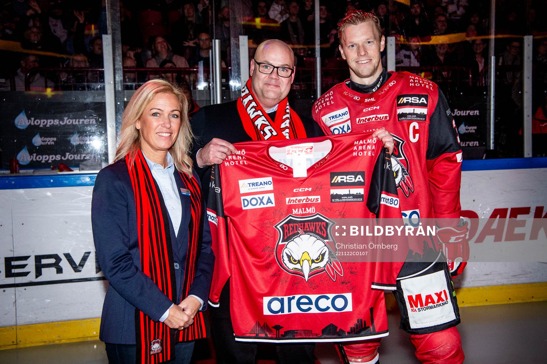 Malmö Redhawks Carl Söderberg lämnar över en tröja