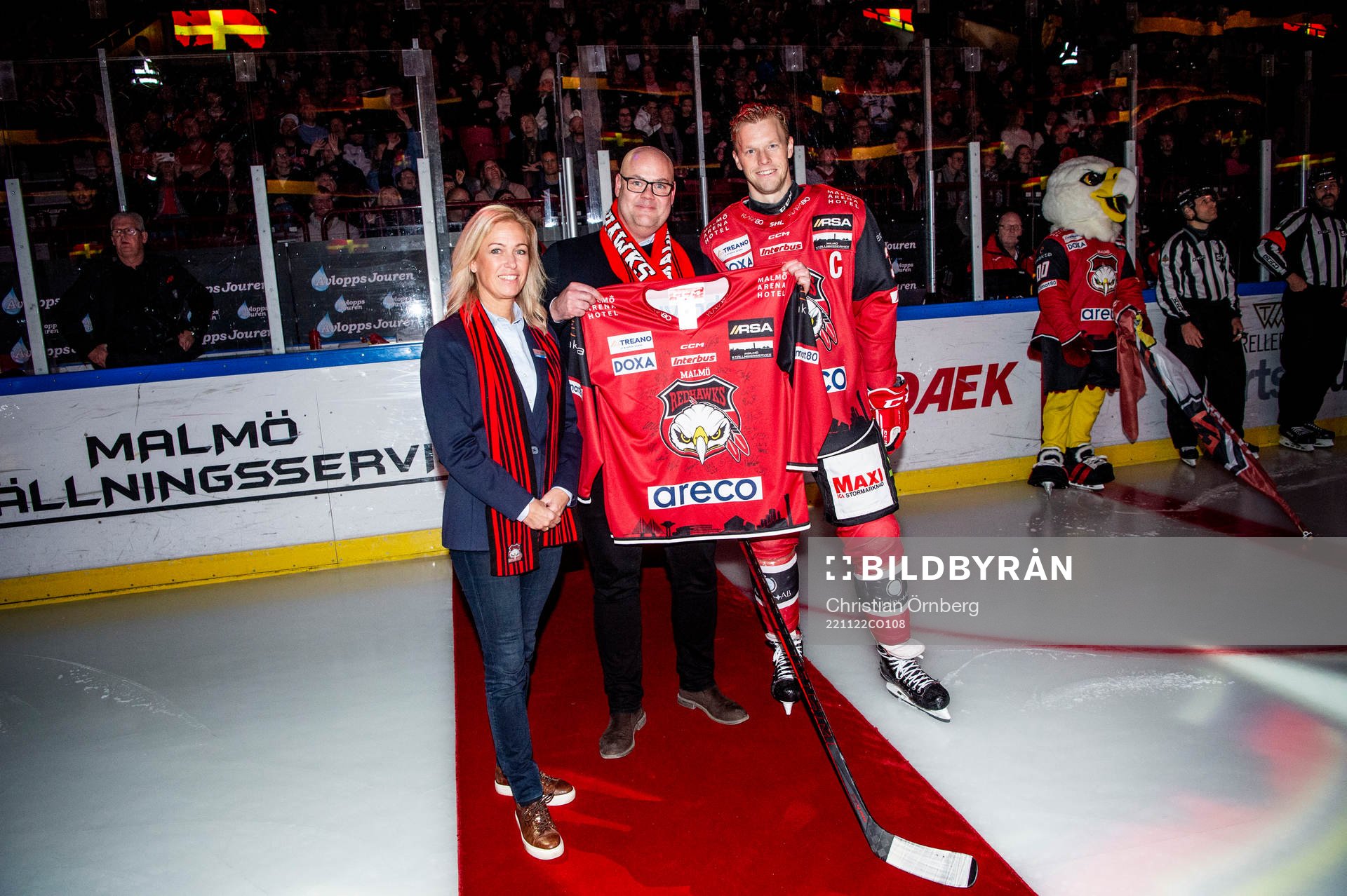 Malmö Redhawks Carl Söderberg lämnar över en tröja