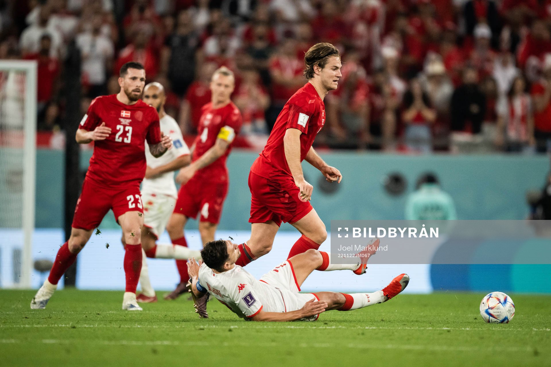 Youssef Msakni of Tunisia and Joachim Andersen of Denmark