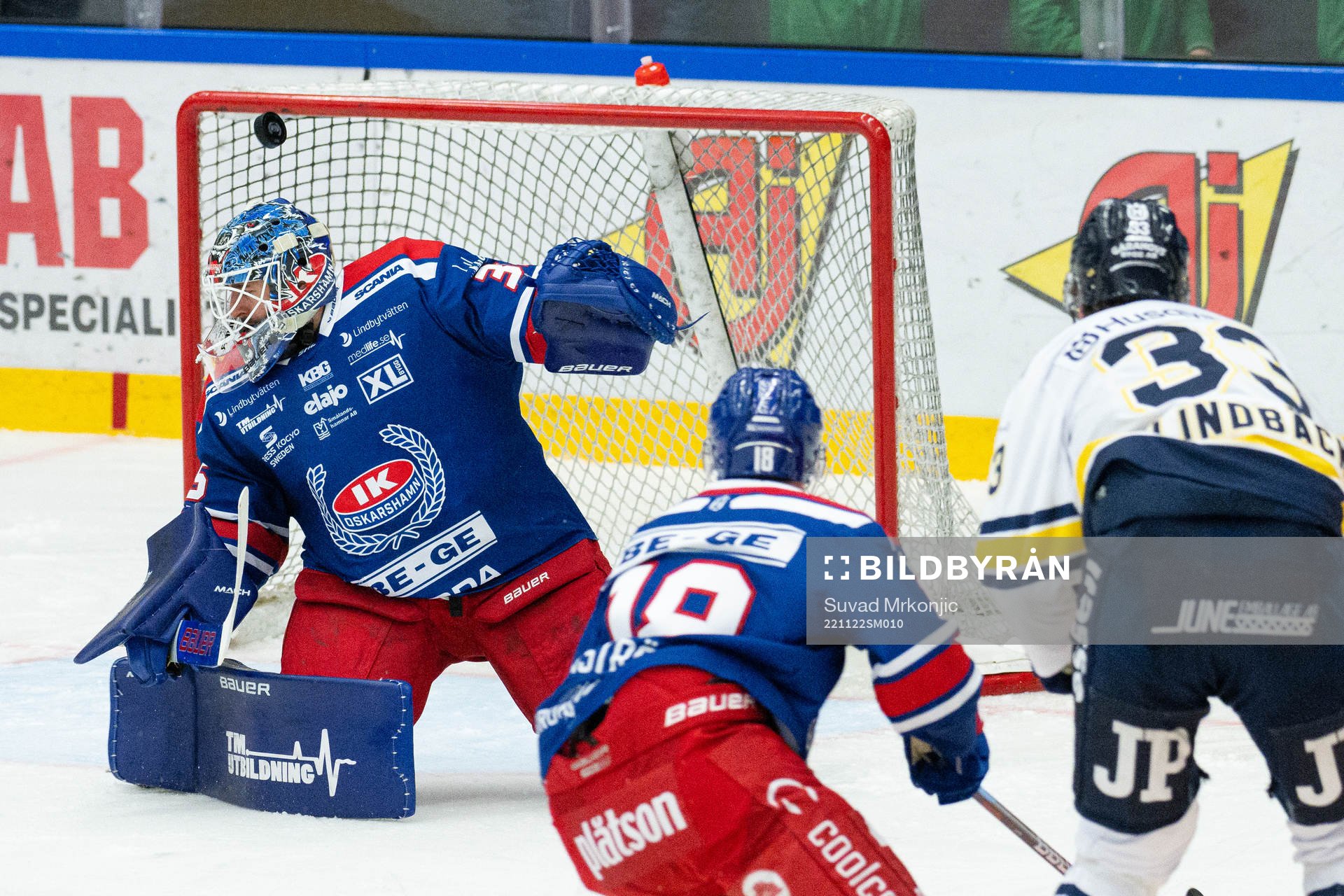 HV71s Måns Lindbäck gör 1-2 bakom Oskarshamns målvakt