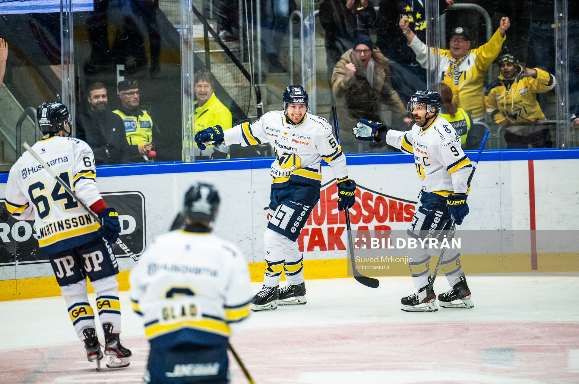 HV71s Fredrik Forsberg jublar