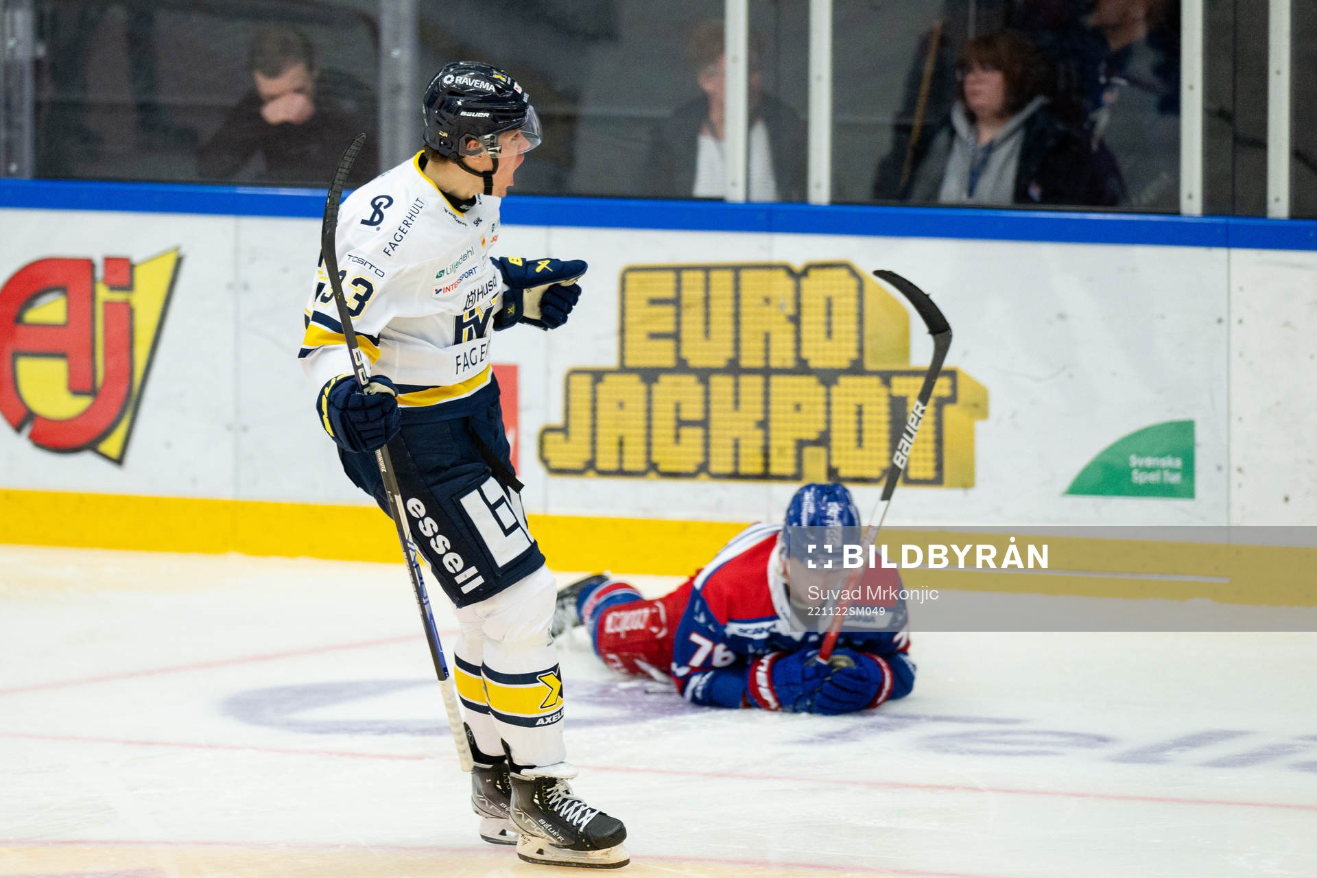 HV71s Måns Lindbäck jublar
