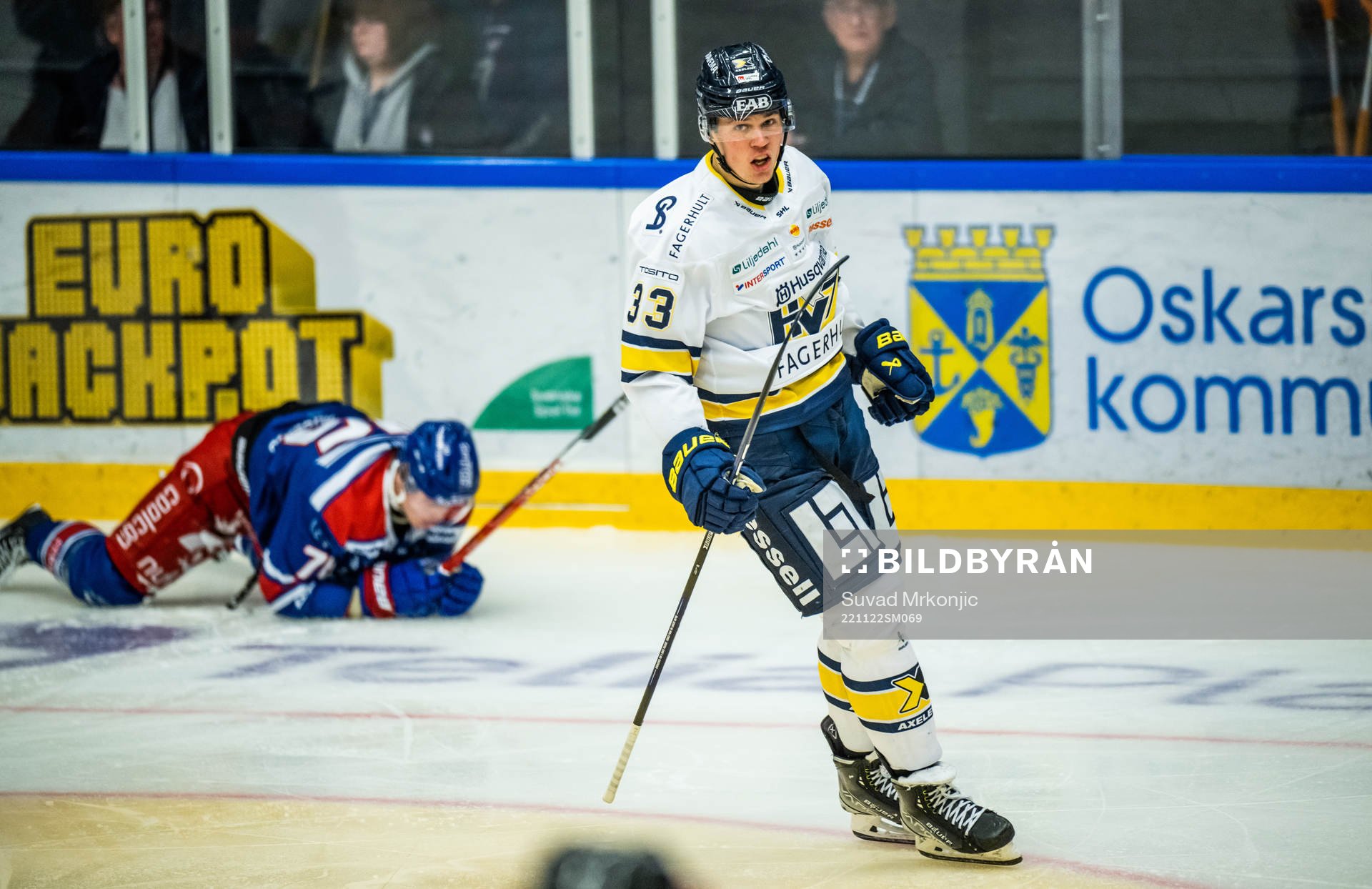 HV71s Måns Lindbäck jublar
