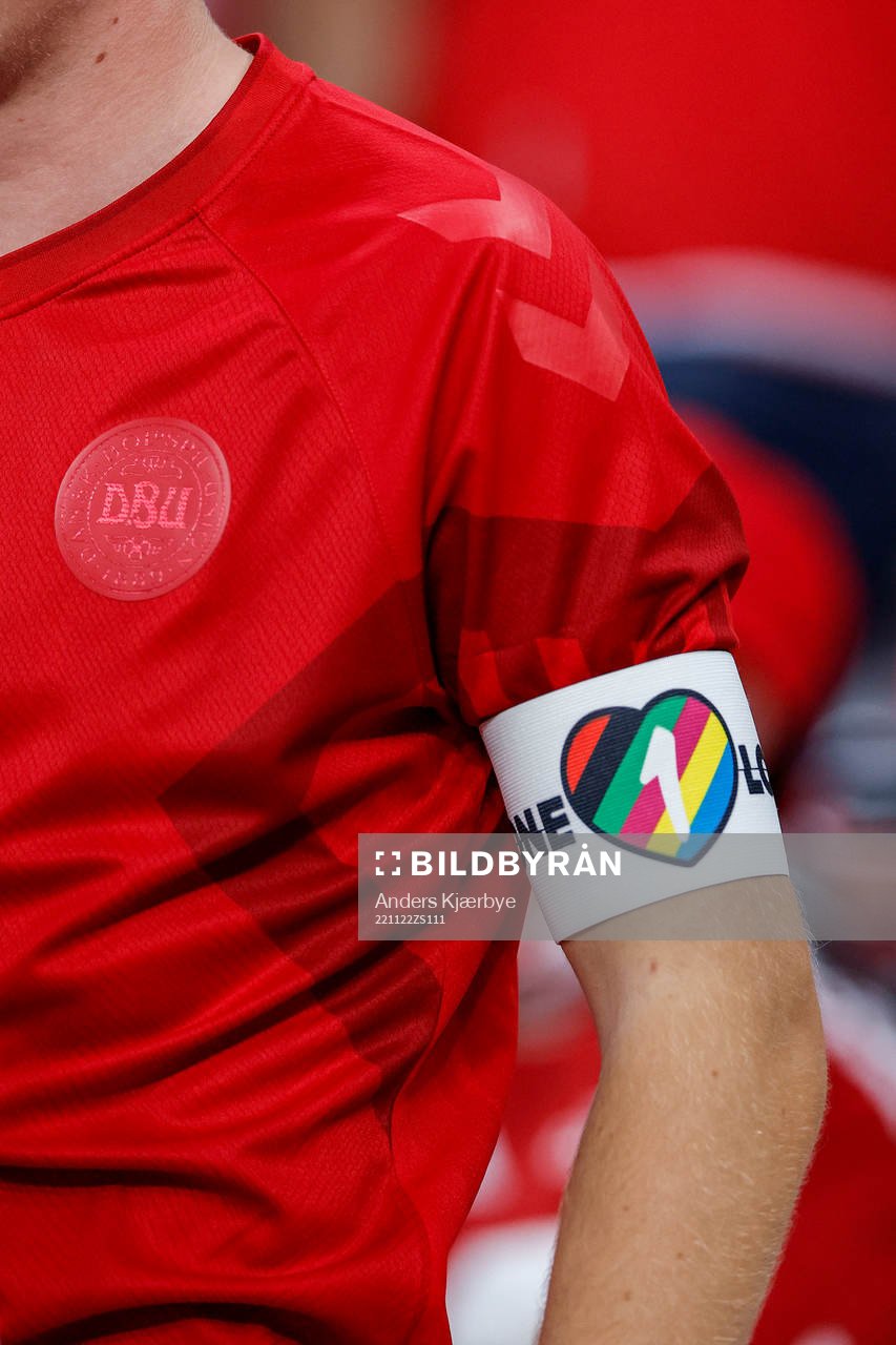 [DK=20221122: Dansk fan med One Love anførebind]