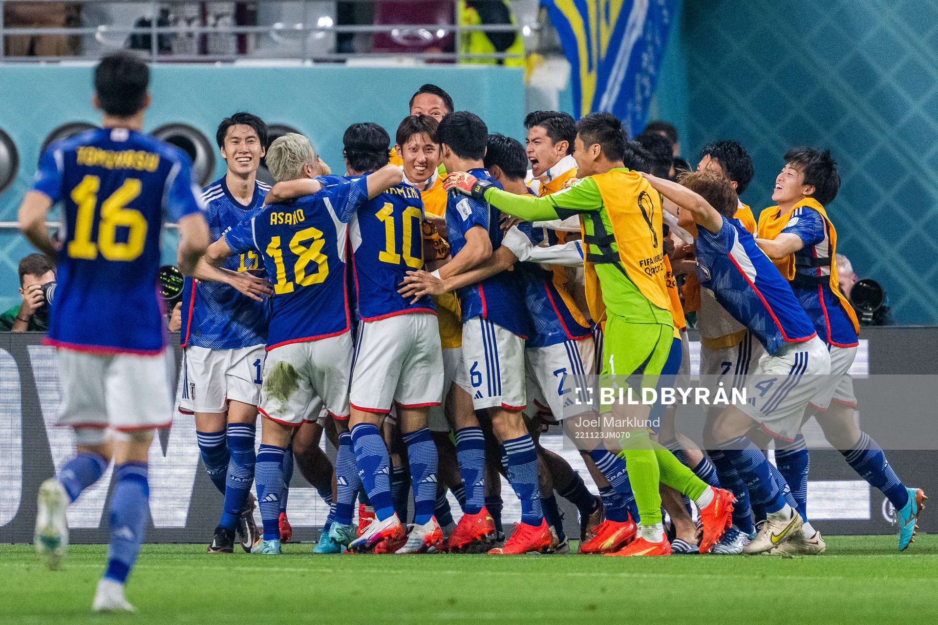 Ritsu Doan of Japan celebrates with team mates