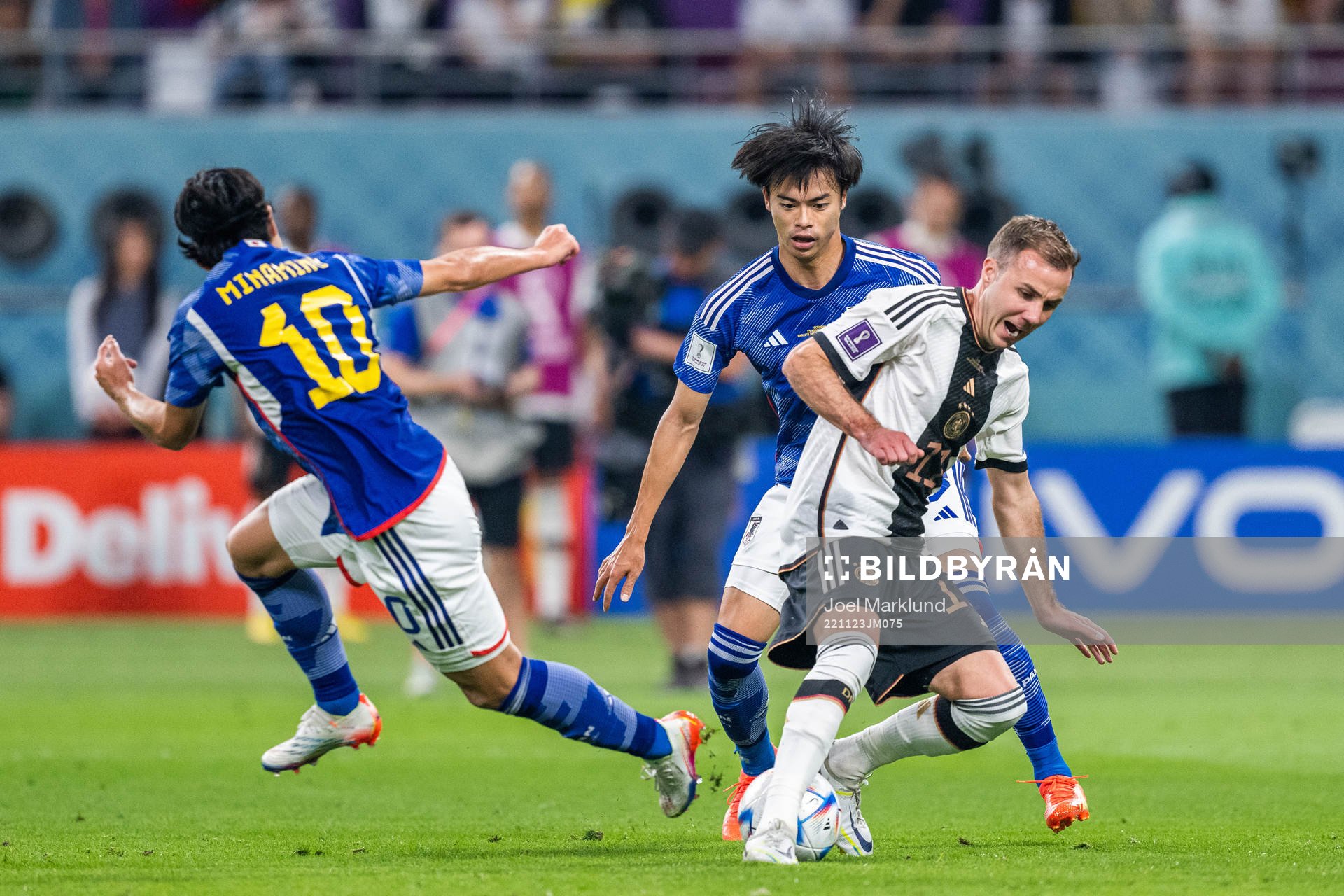 Takumi Minamino and Kaoru Mitoma of Japan with Mario Götze