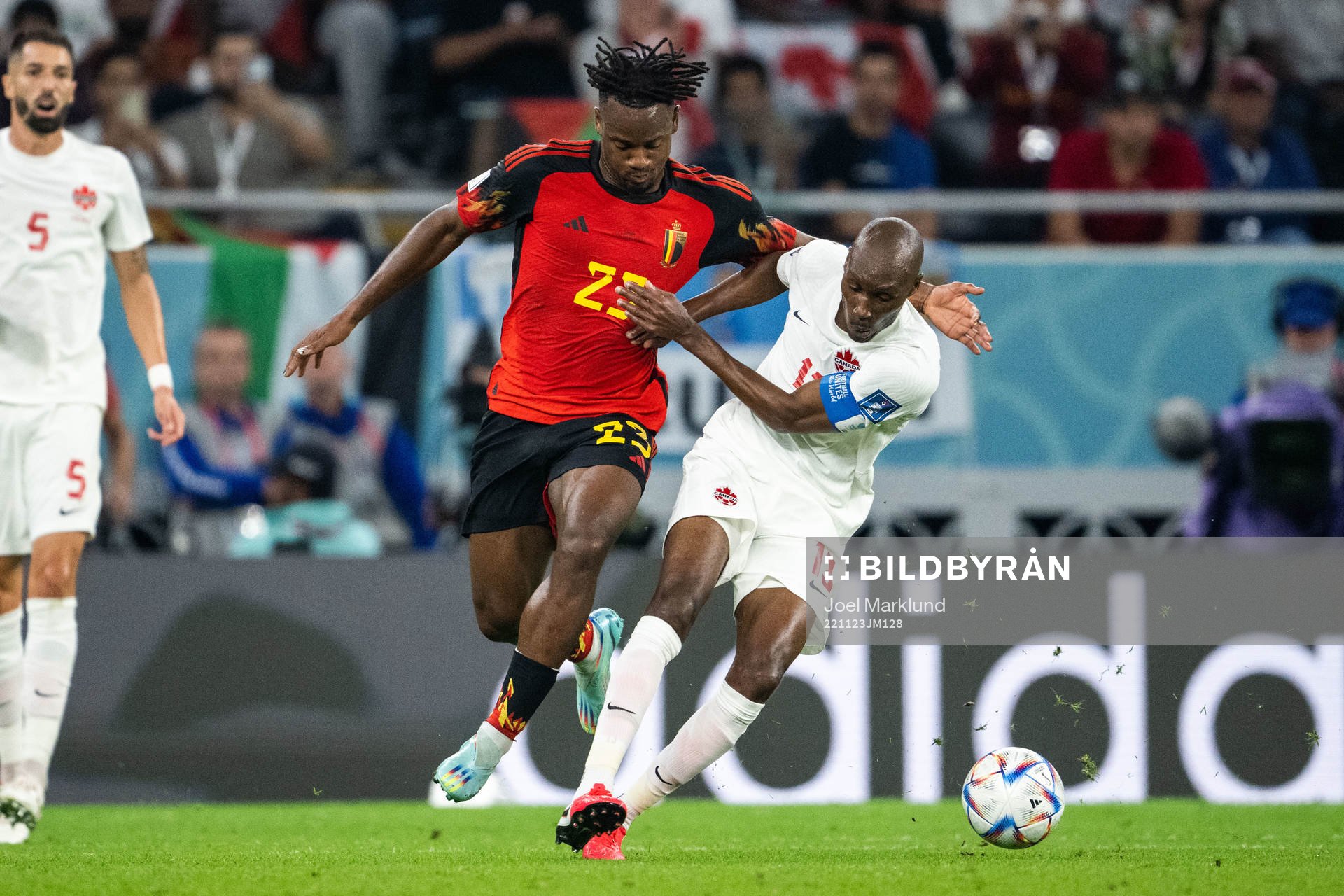 Michy Batshuayi of Belgium and Atiba Hutchinson of Canada