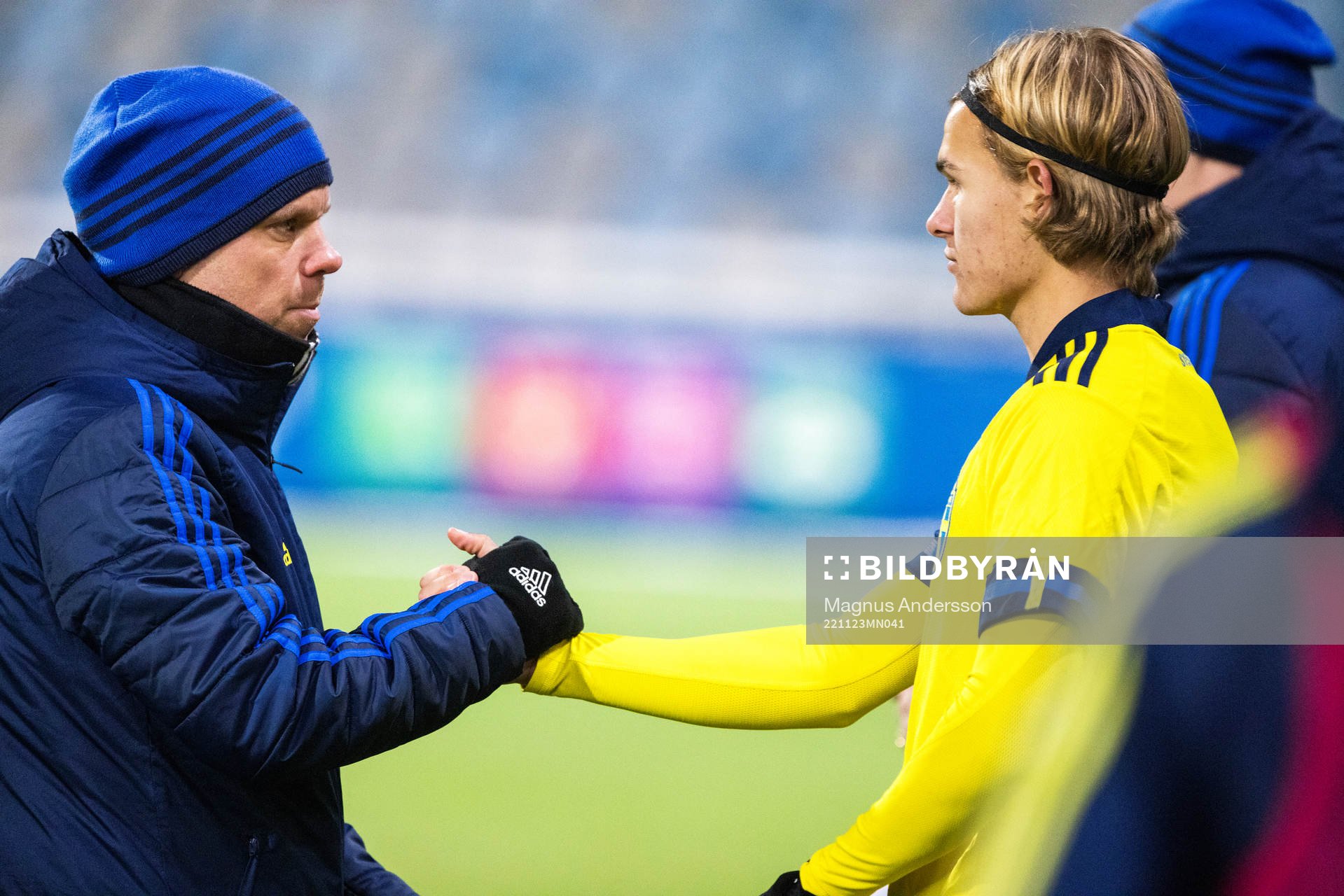 Sveriges Viktor Eriksson och Markus Karlsson under EM-kvalmatchen P-18 mellan Sverige och Ukraina den 23 november 2022 i Norrköping. 