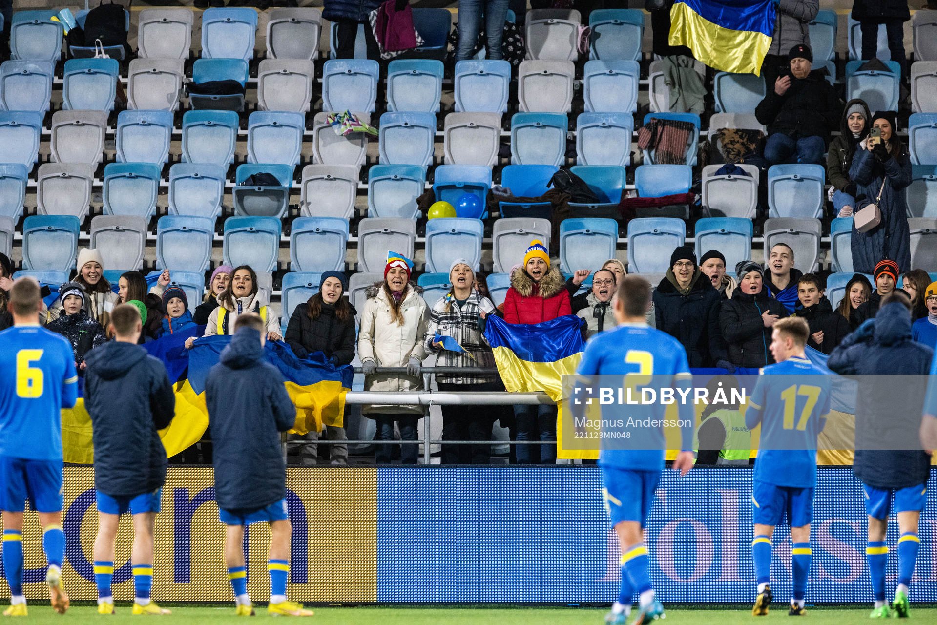 Ukrainas spelare jublar med publiken