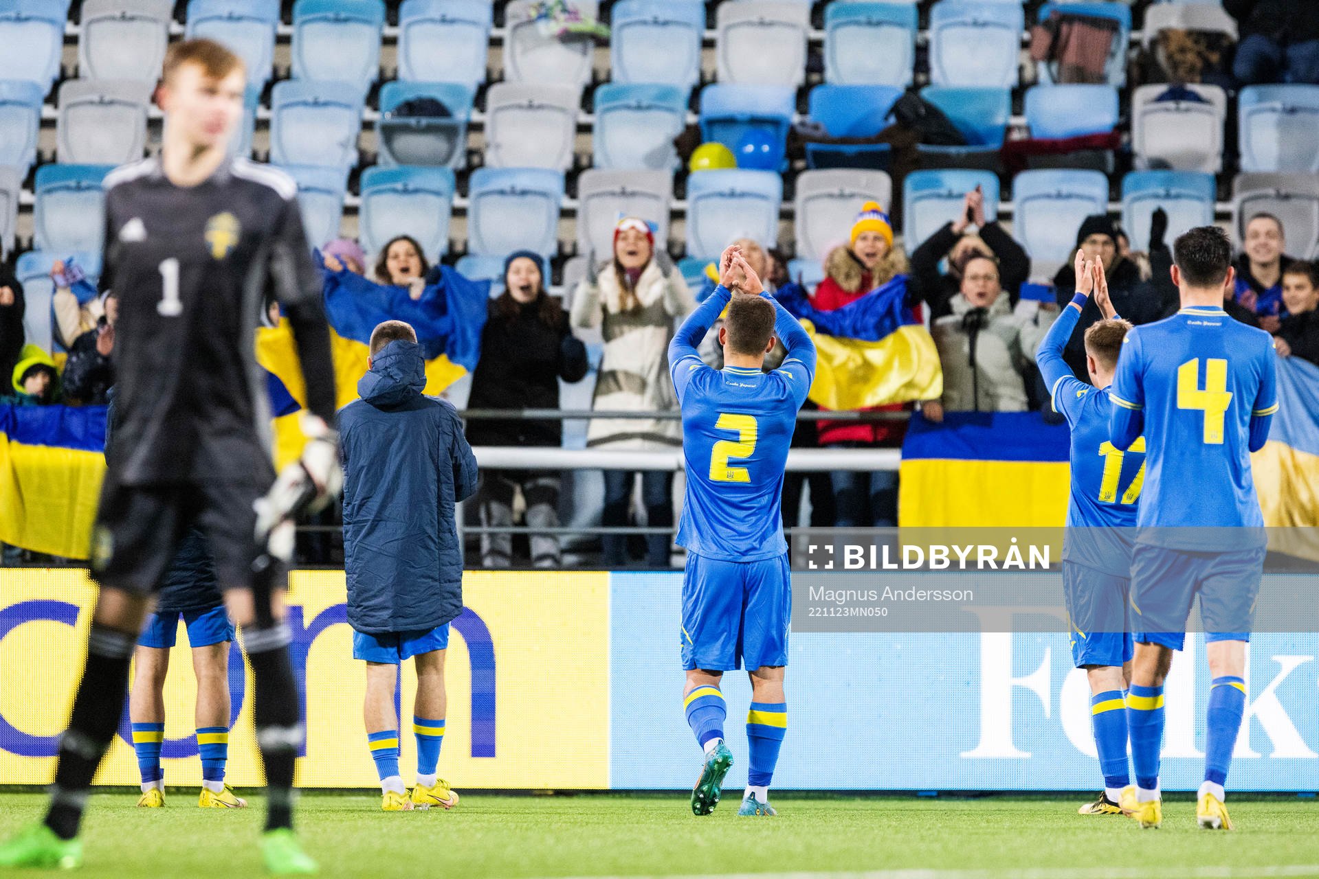 Ukrainas spelare jublar med publiken