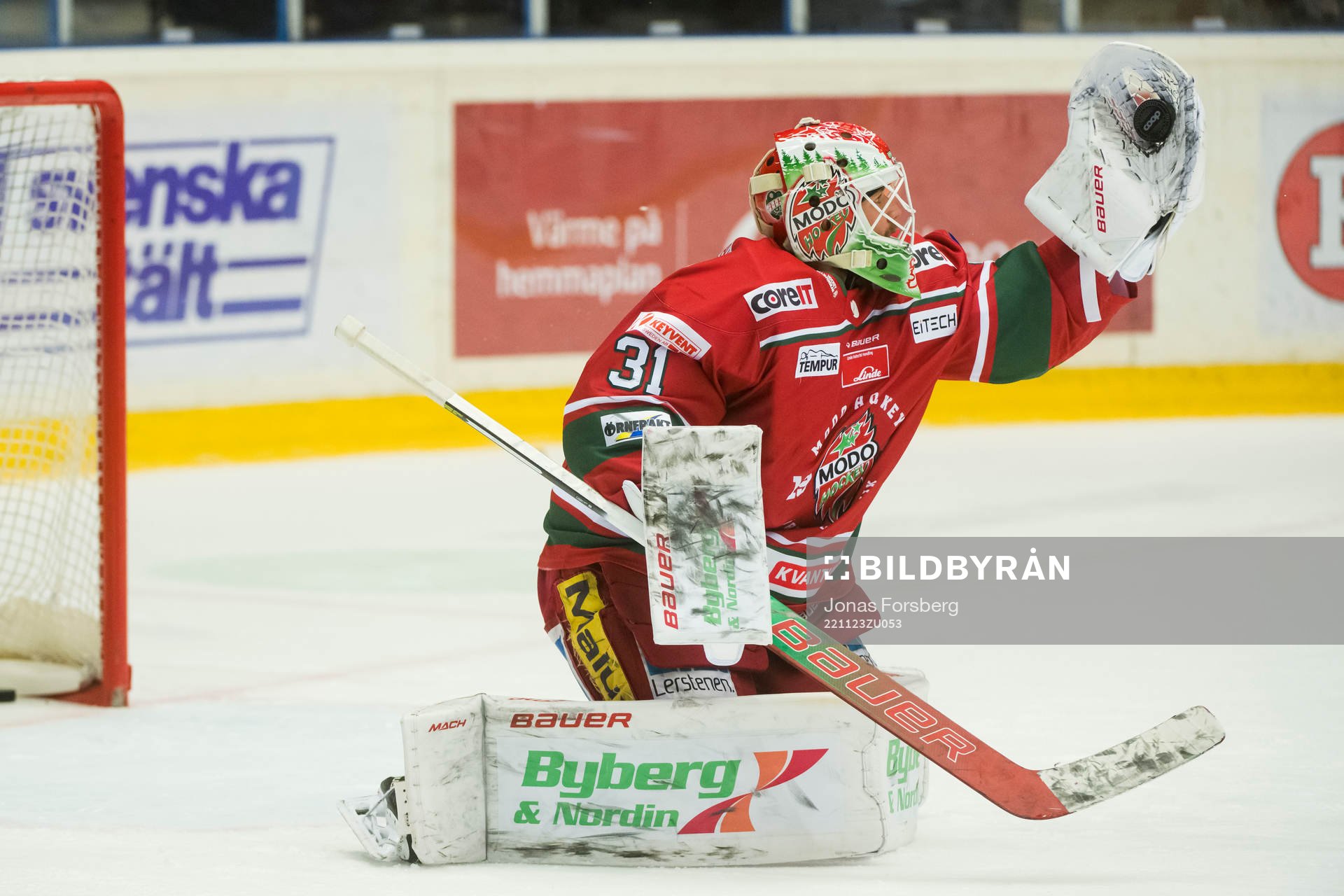 Modos målvakt Marcus Nygren innan ishockeymatchen i