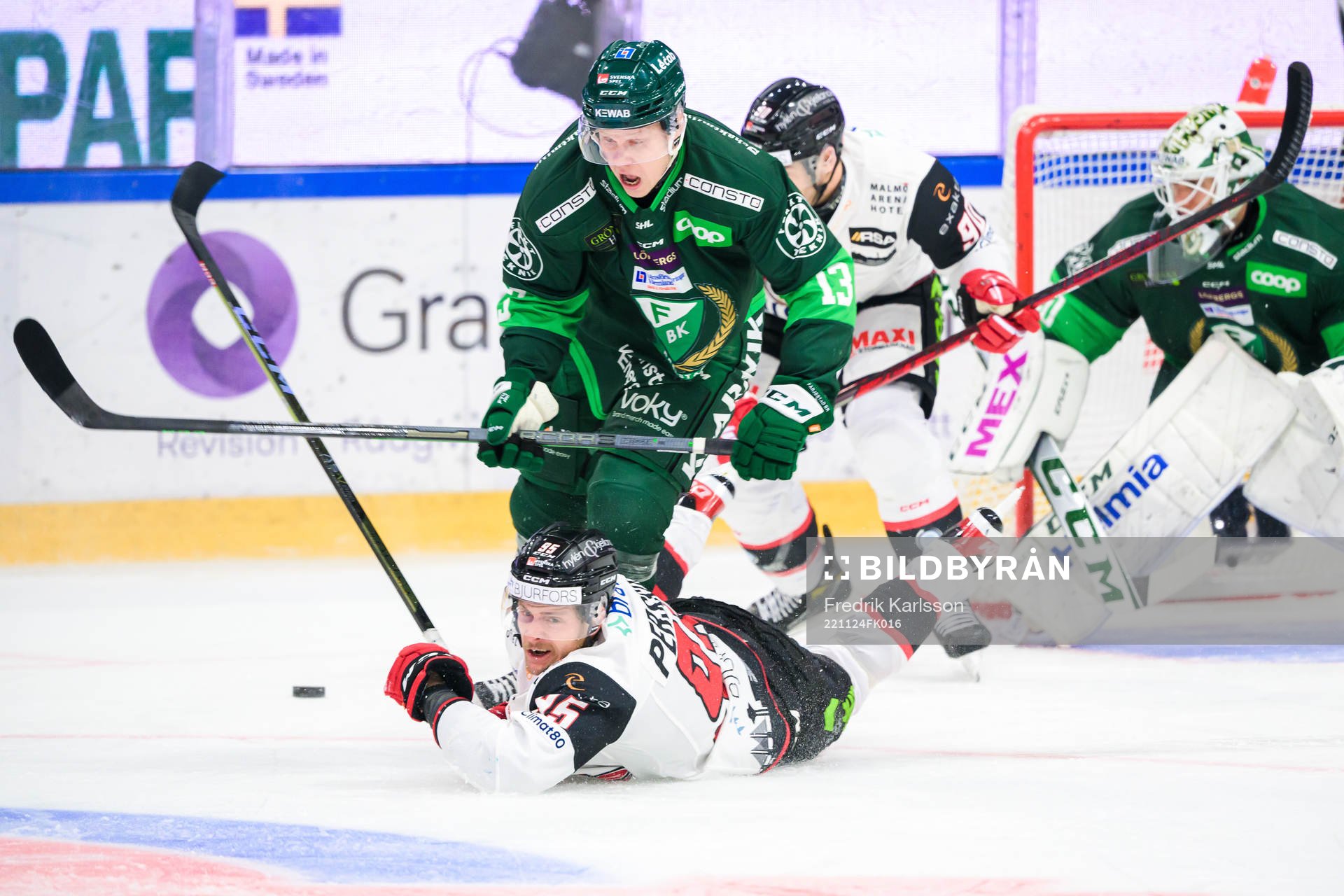Färjestads Daniel Viksten och Malmö Redhawks Carl Persson