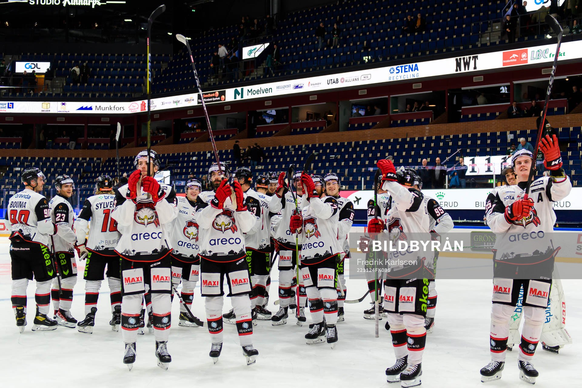 Malmö Redhawks spelare jublar och tackar publiken