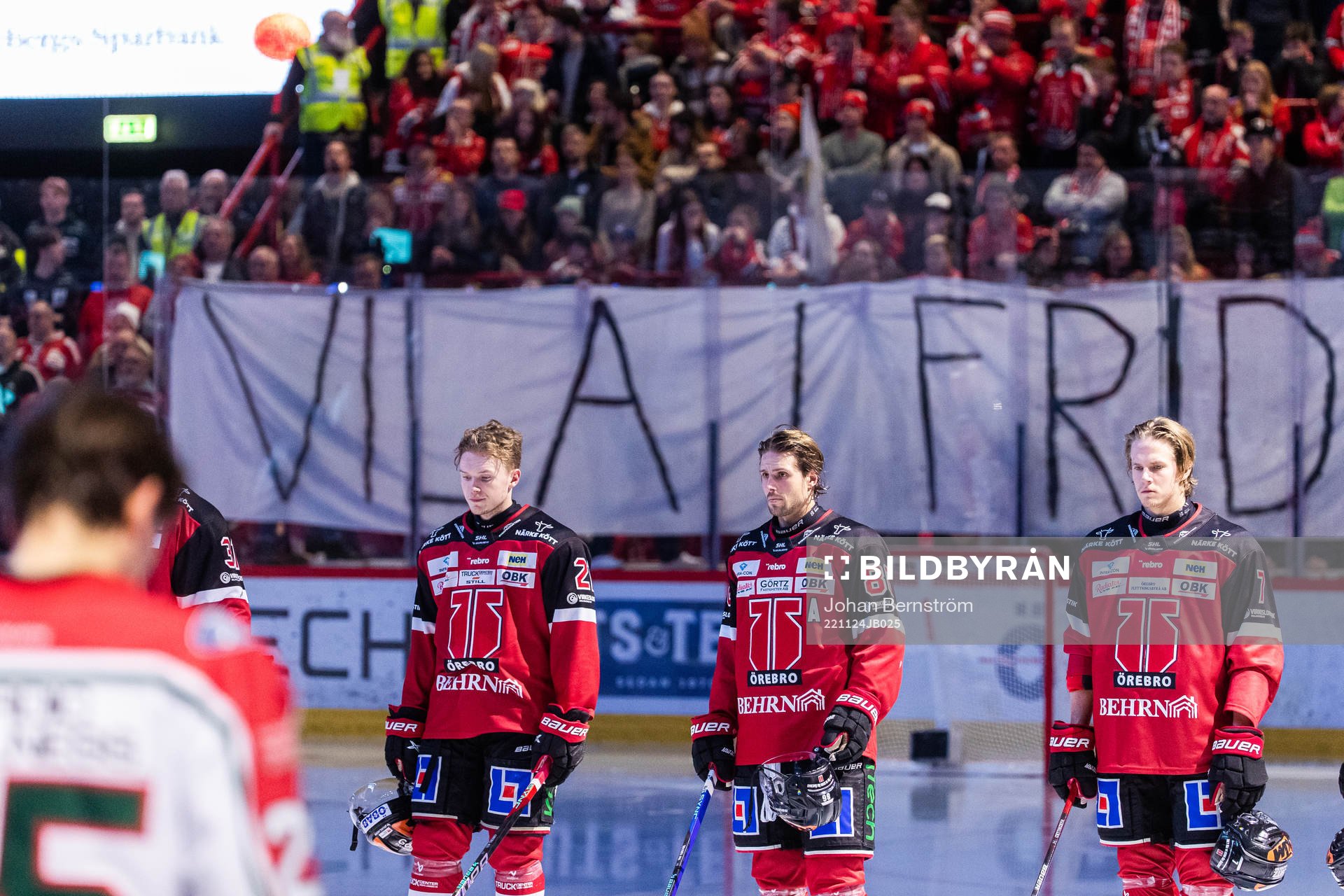 Örebros spelare vid en tyst minut för Börje Salming