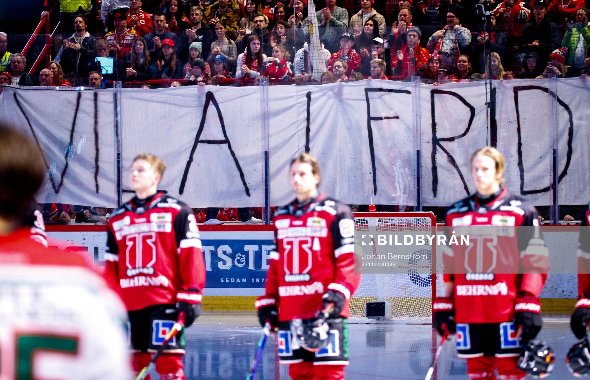 Örebro publiken med en banderoll för Börje Salming