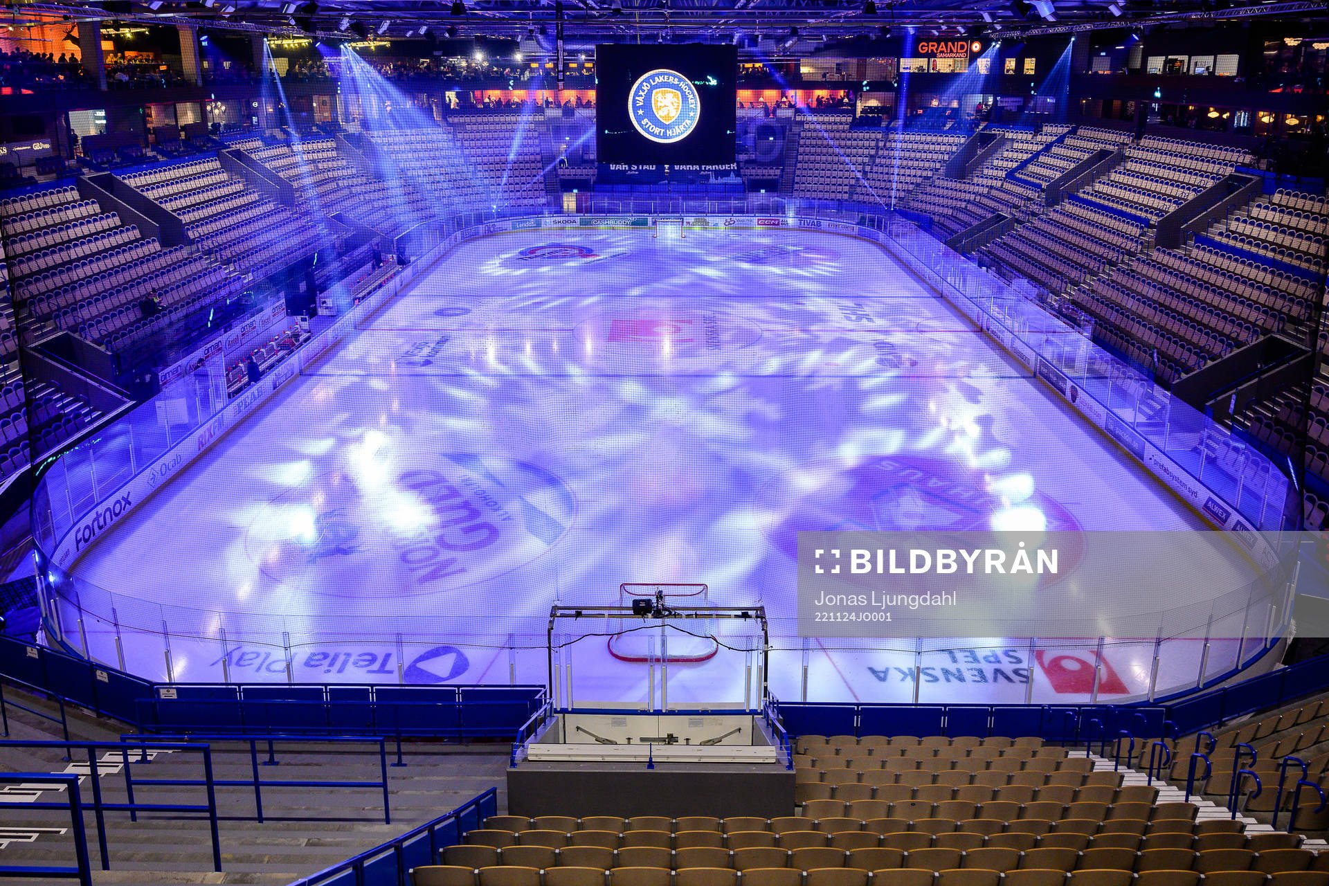 Interiör vy av Vida arena före ishockeymatchen i SHL