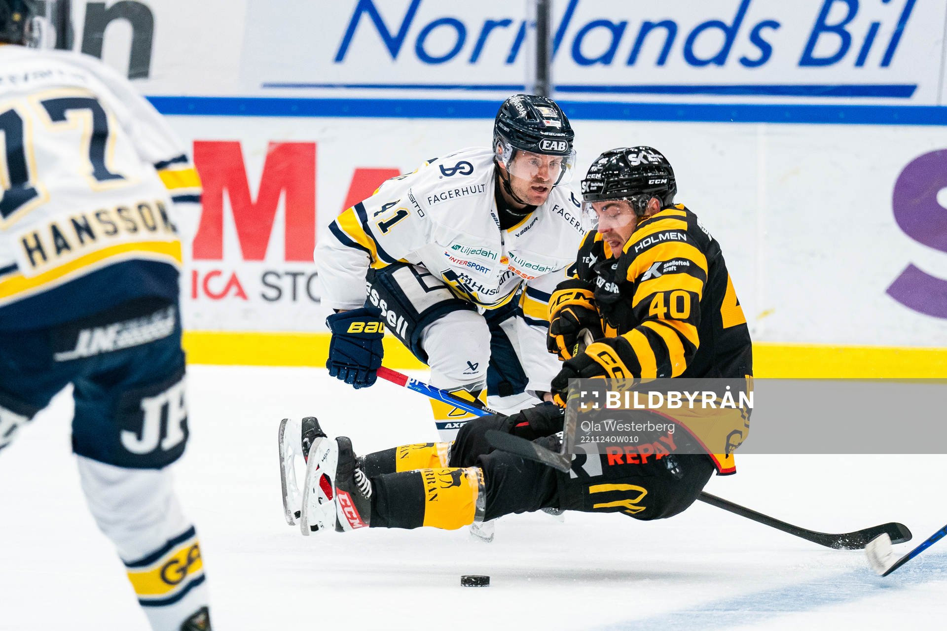 HV71s Chad Billins och Skellefteås Andreas Wingerli