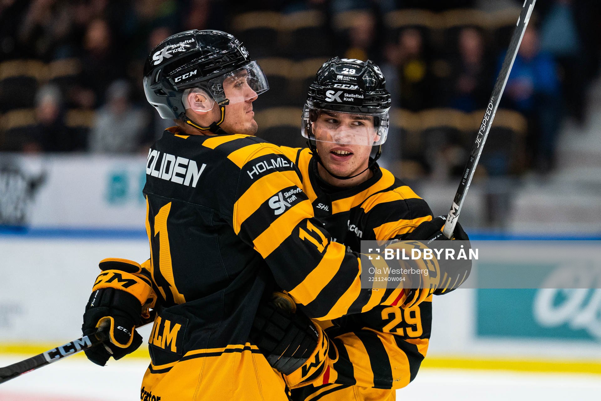 Skellefteås Max Lindholm och Albin Sundsvik jublar