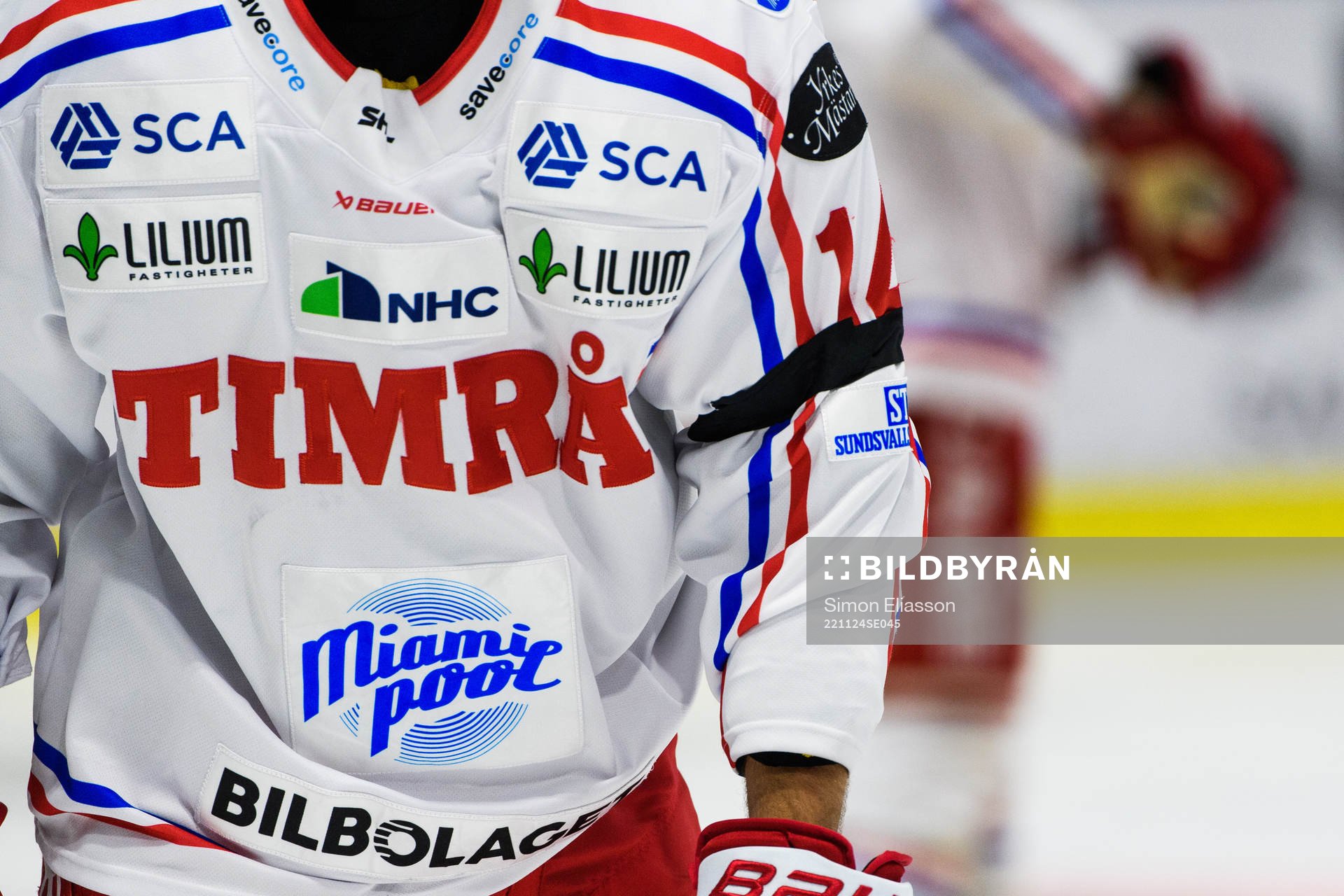 Timråspelare med sorgeband för att hedra Börje Salming