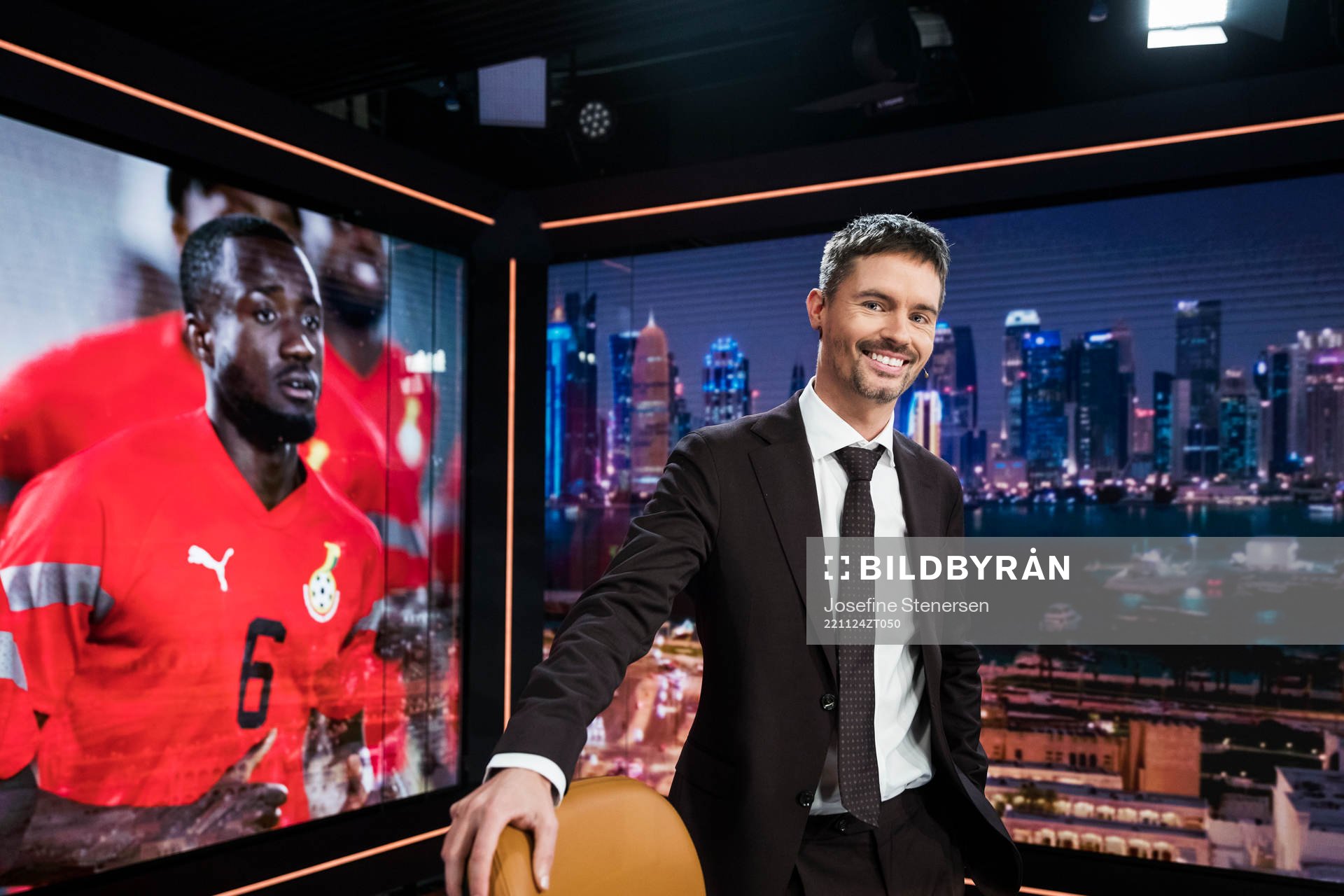 Mikael Lustig under VM-sändningen hos TV4 den 24 november 2022 i Stockholm. 
