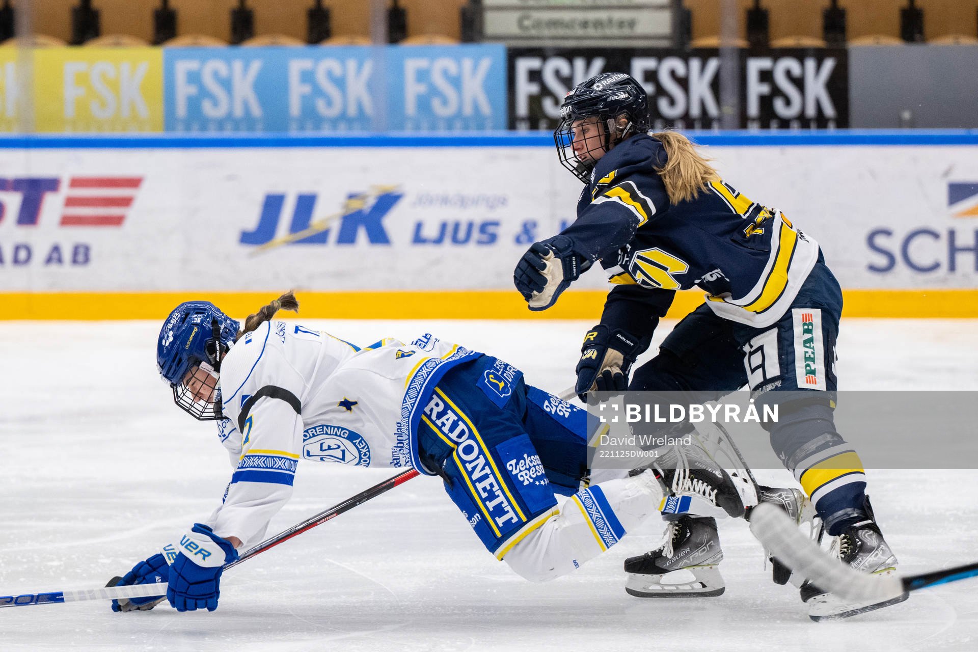 Leksands Abagael Thiessen och HV71s Karoline Pedersen