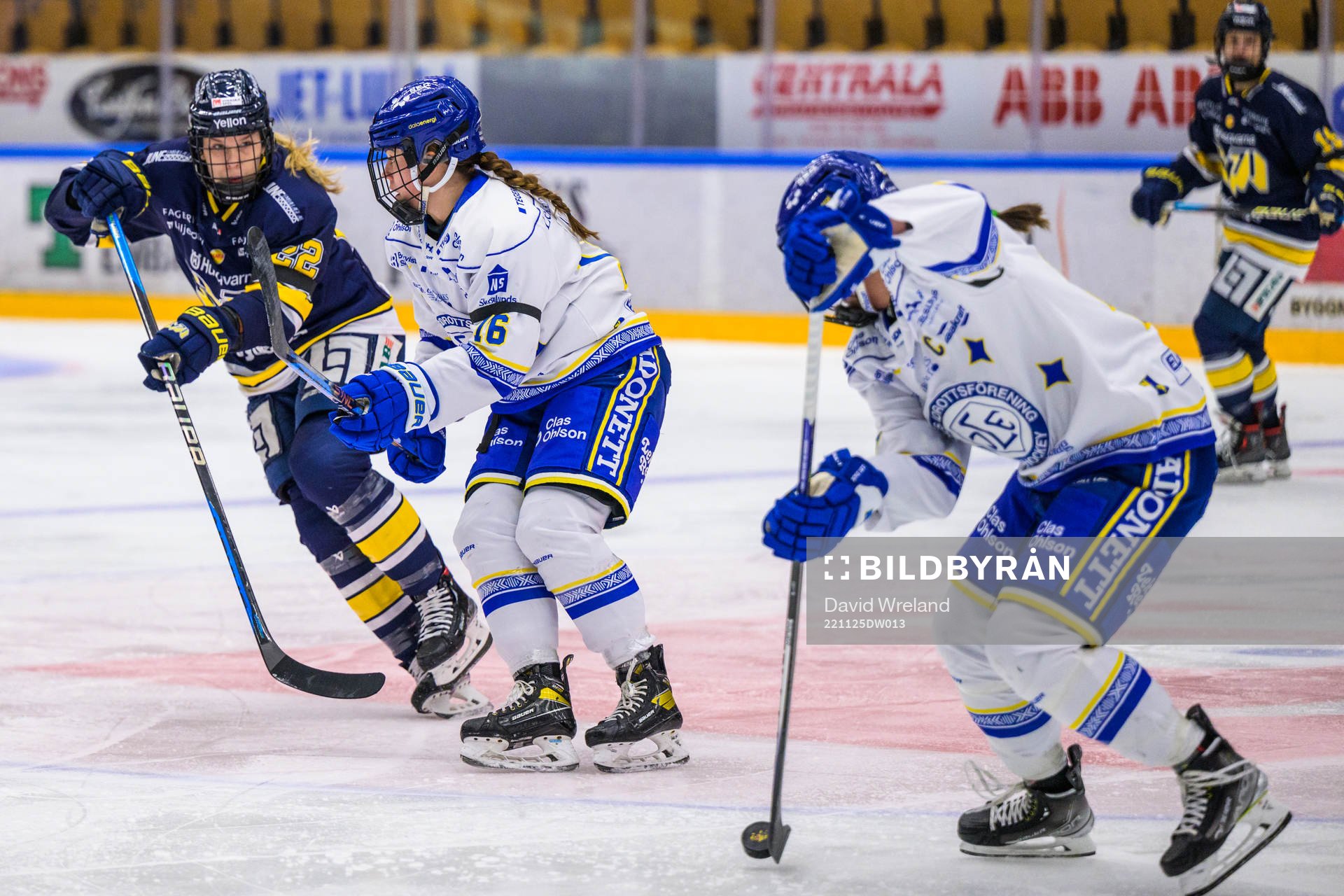 HV71s Suvi Käyhkö  och Leksands Matilda Af Bjur
