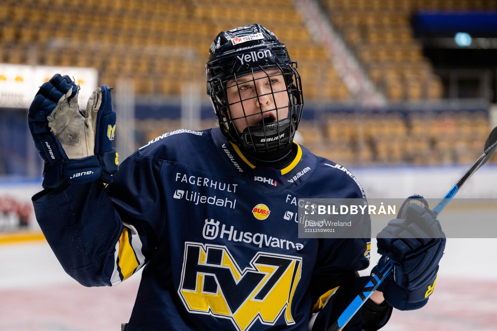 HV71s Suvi Käyhkö jublar