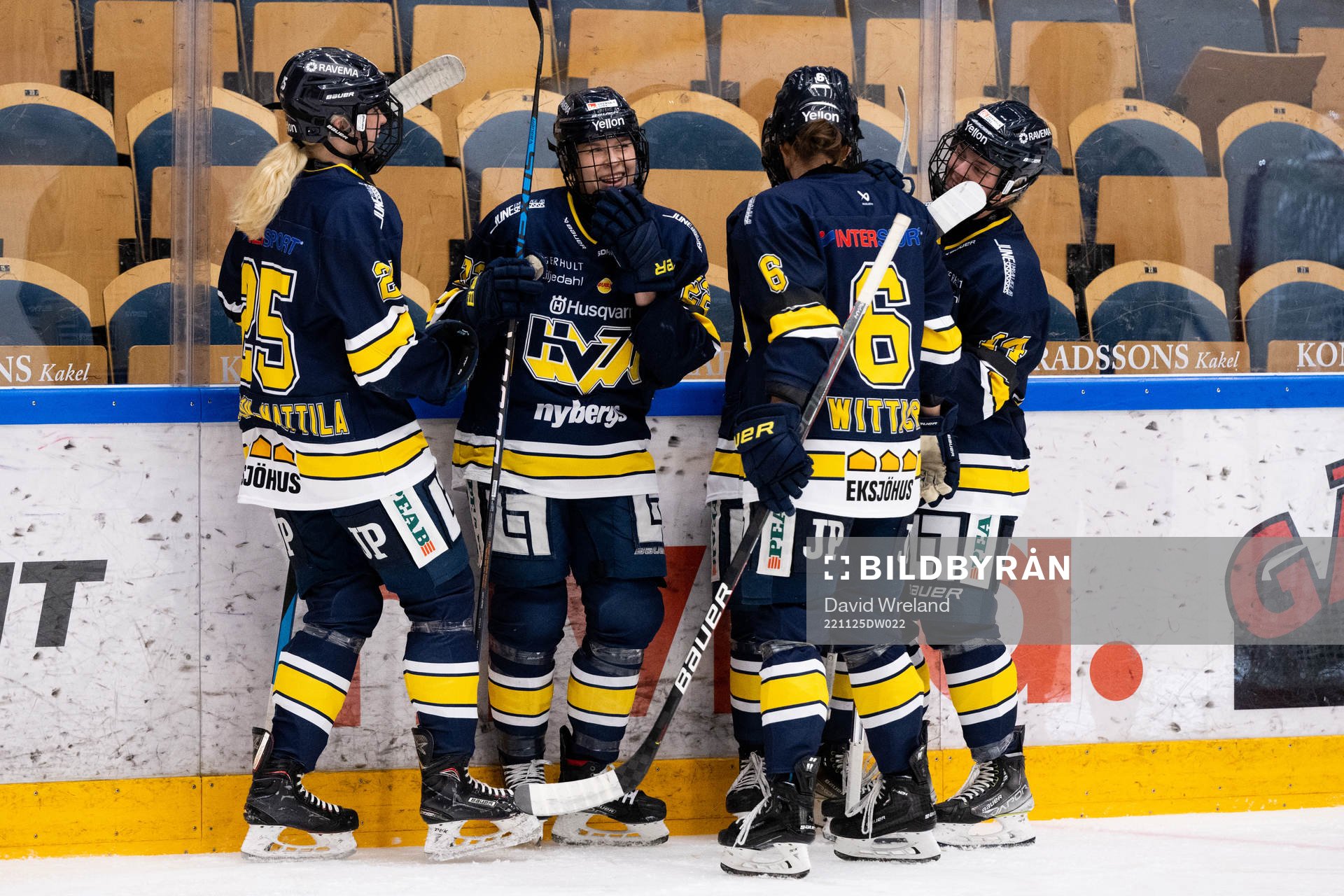 HV71s Suvi Käyhkö jublar med lagkamrater