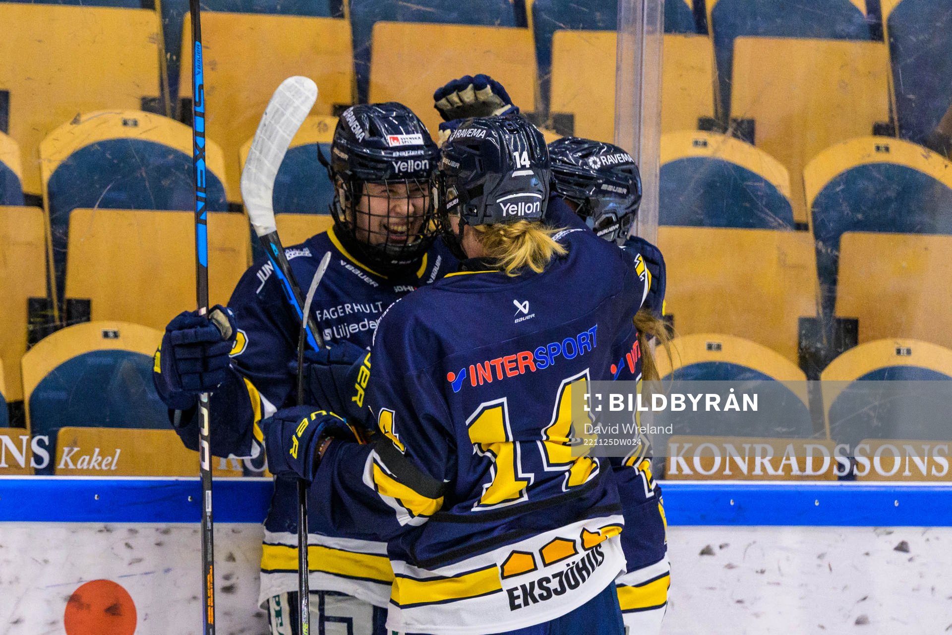 HV71s Suvi Käyhkö jublar