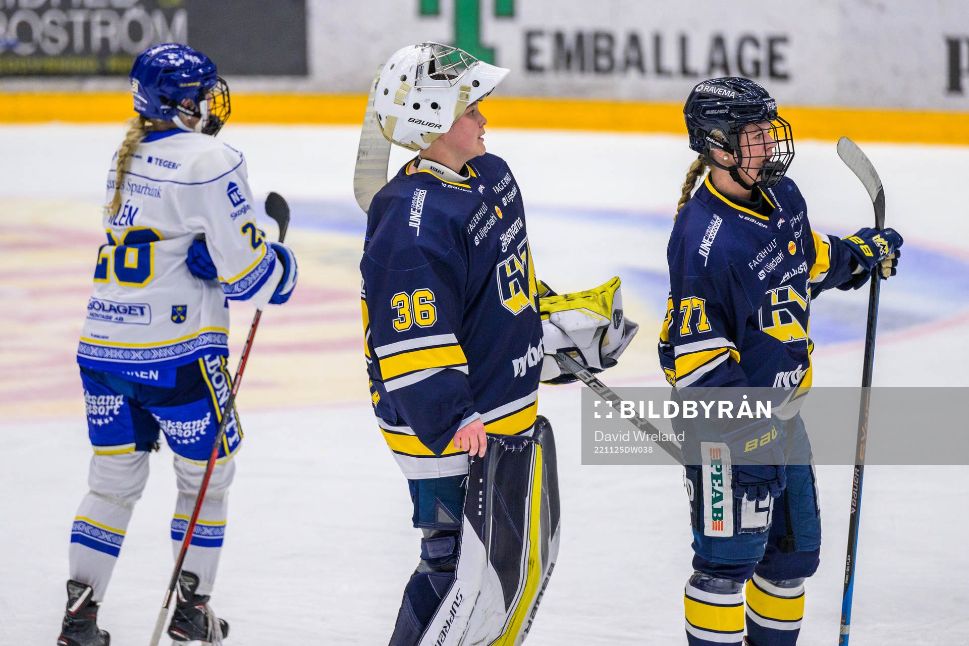 HV71s målvakt Anni Keisala tackar fansen