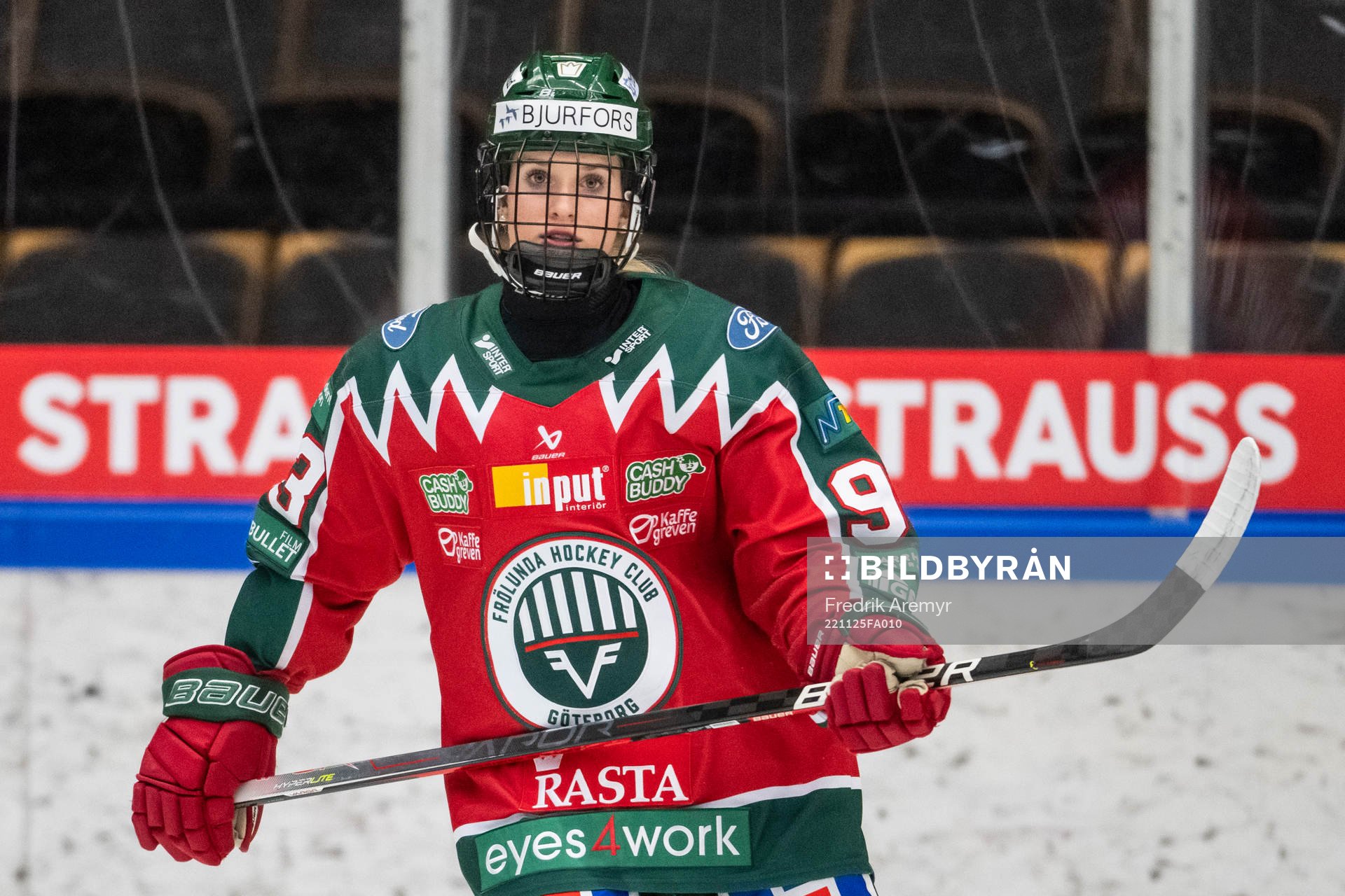 Frölundas Nellie Svensson innan ishockeymatchen i DamEttan