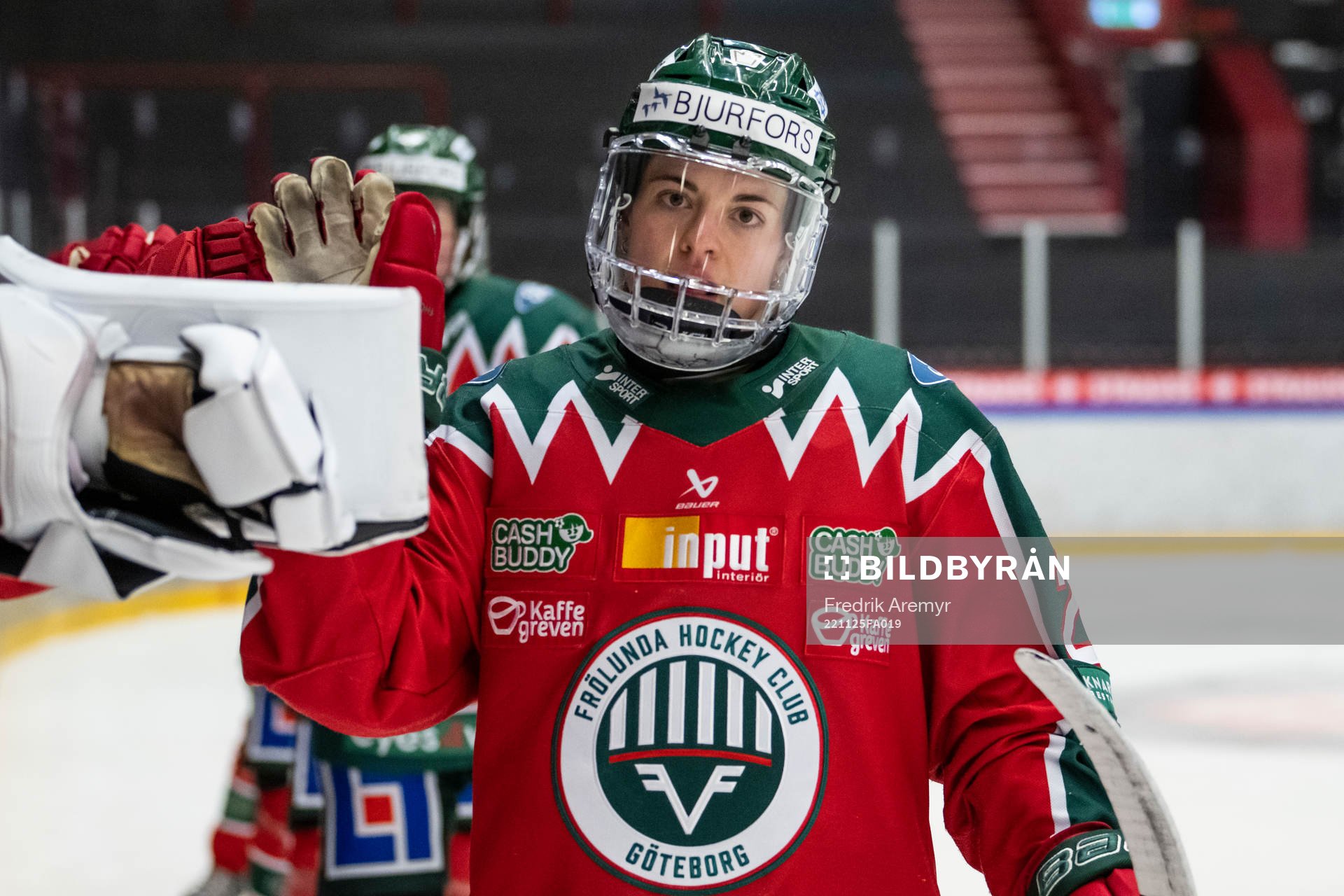 Frölundas målskytt Sarah-Eve Coutu-Godbout jublar