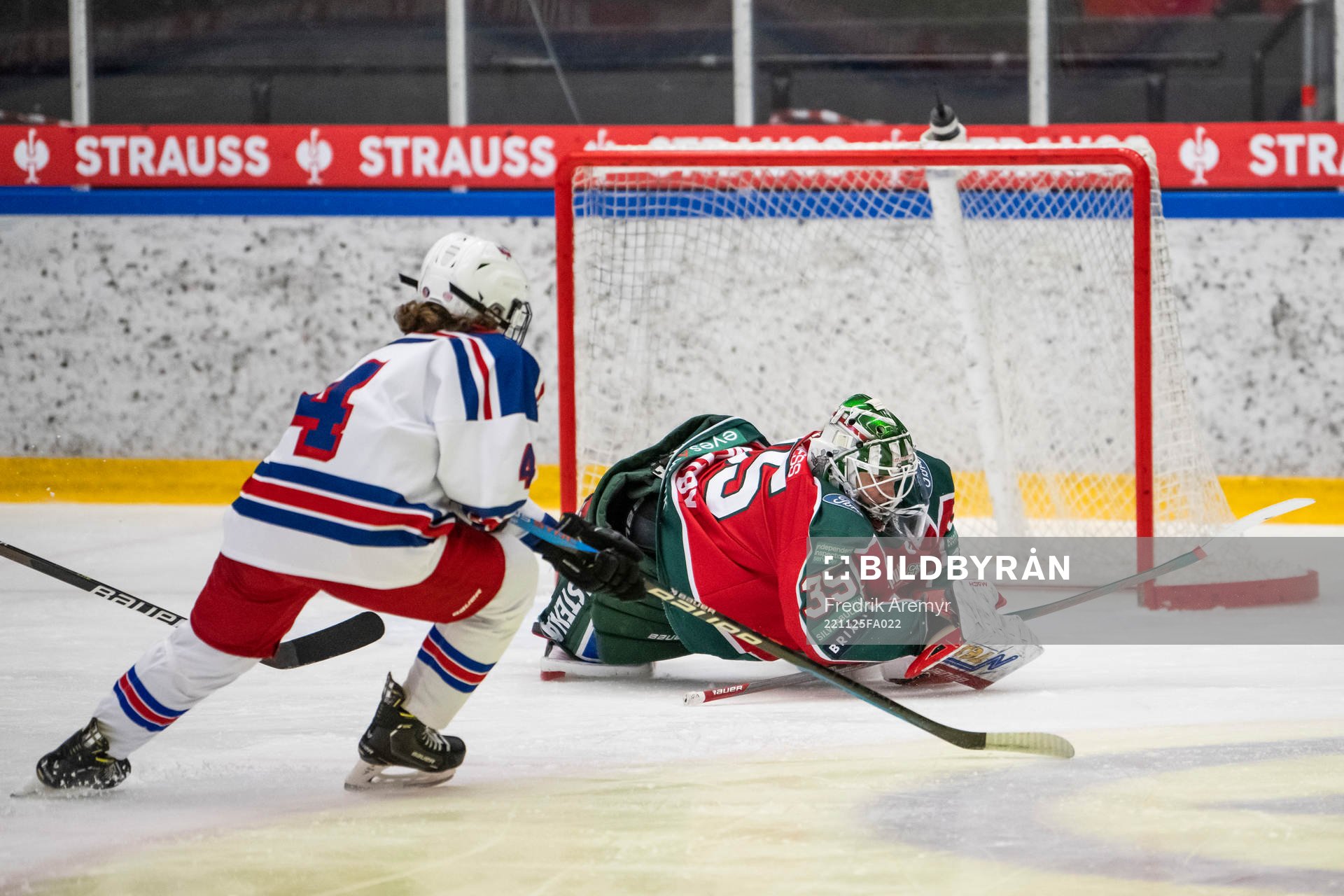 Hovås Annie Eenfeldt  och Frölundas målvakt Stephanie