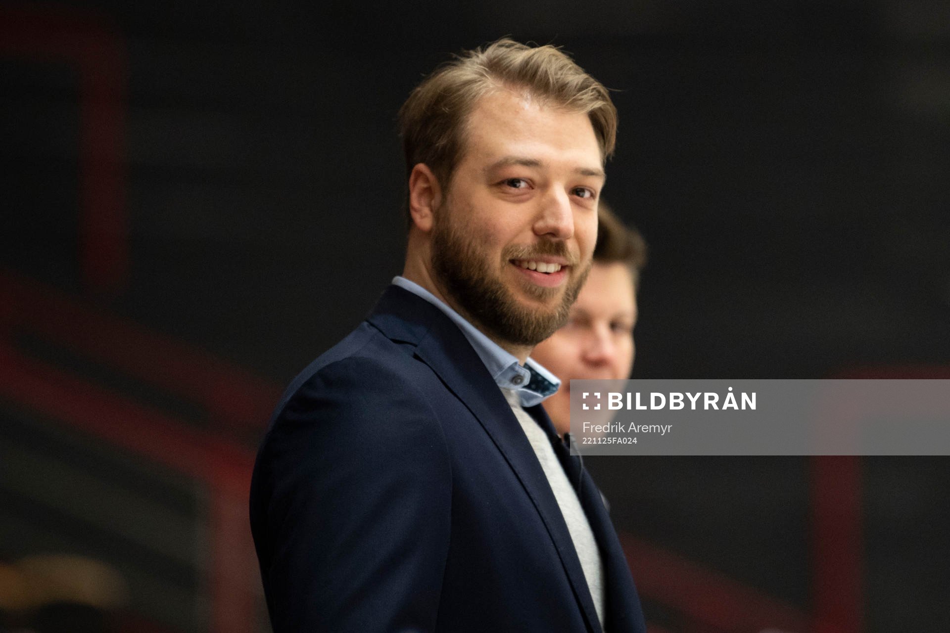 Frölundas assisterande tränare Marcus Anselm jublar